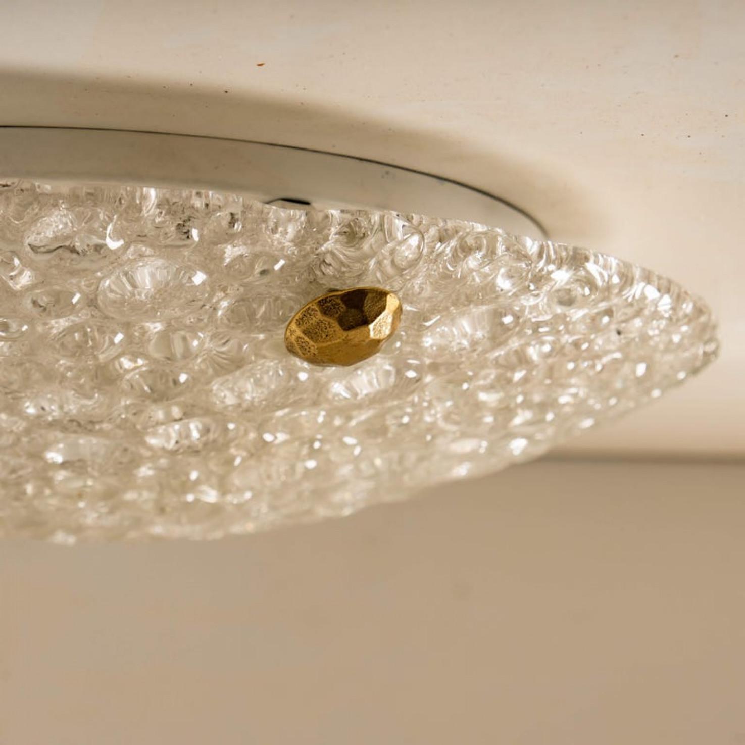 Uno de los tres apliques o empotrables de pared de latón y cristal de Murano soplado, años 60 Metal en venta