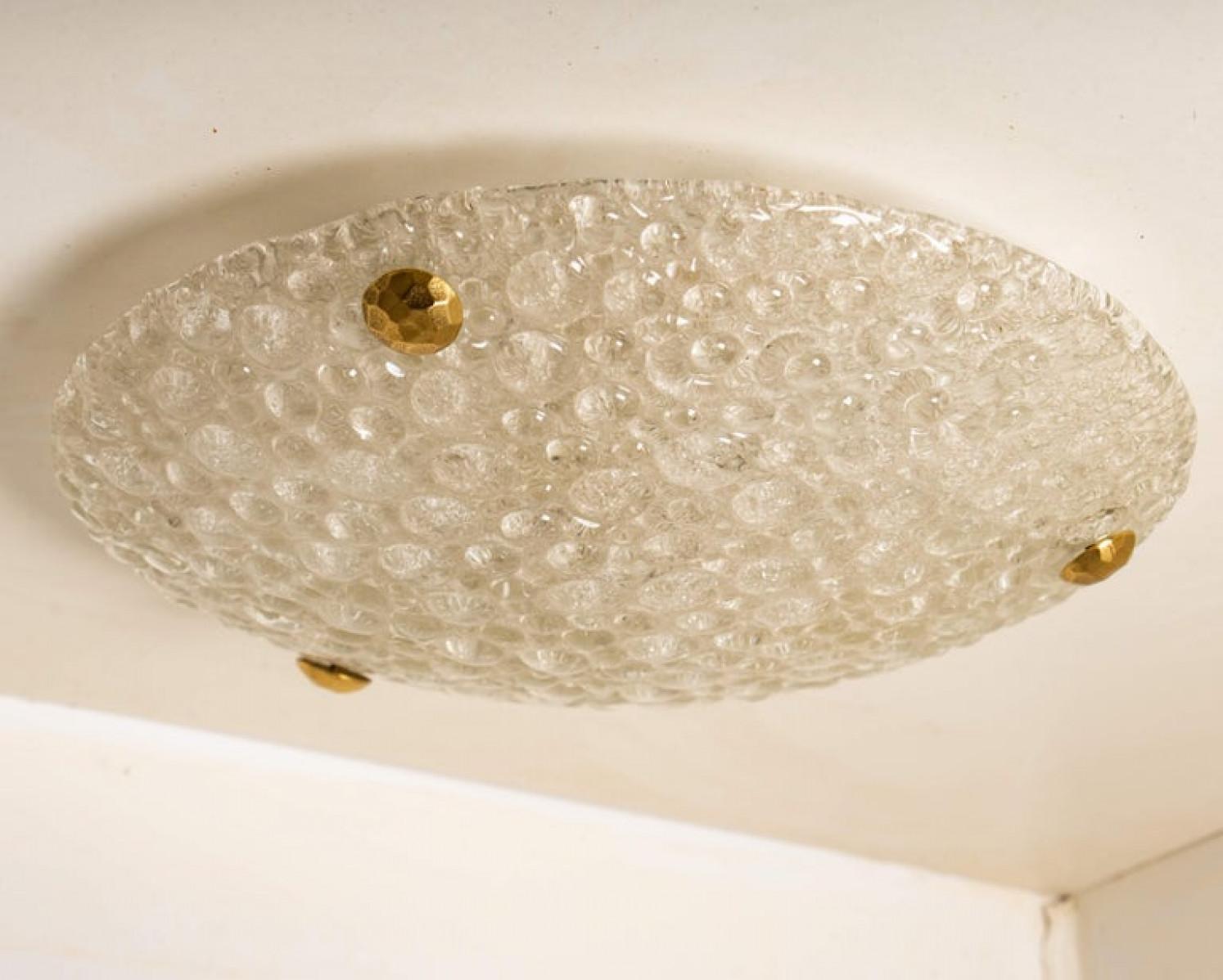 Uno de los tres apliques o empotrables de pared de latón y cristal de Murano soplado, años 60 en venta 1