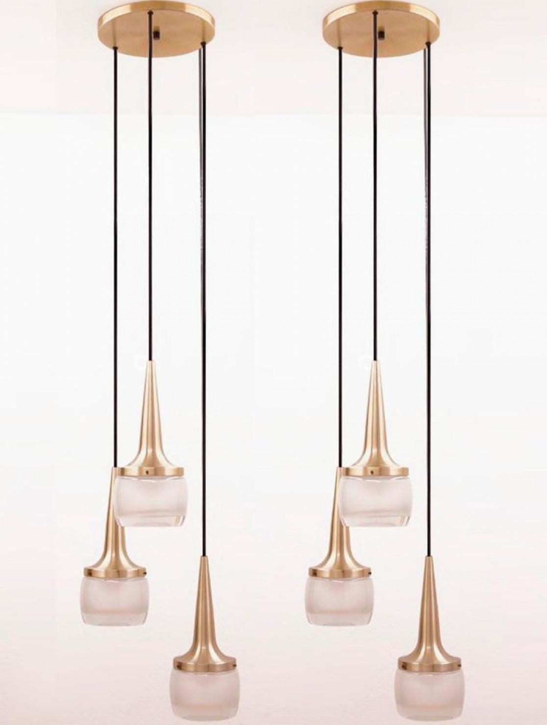 Moulé L'une des trois paires de luminaires Cascade en laiton et verre de Staff, 1960 en vente