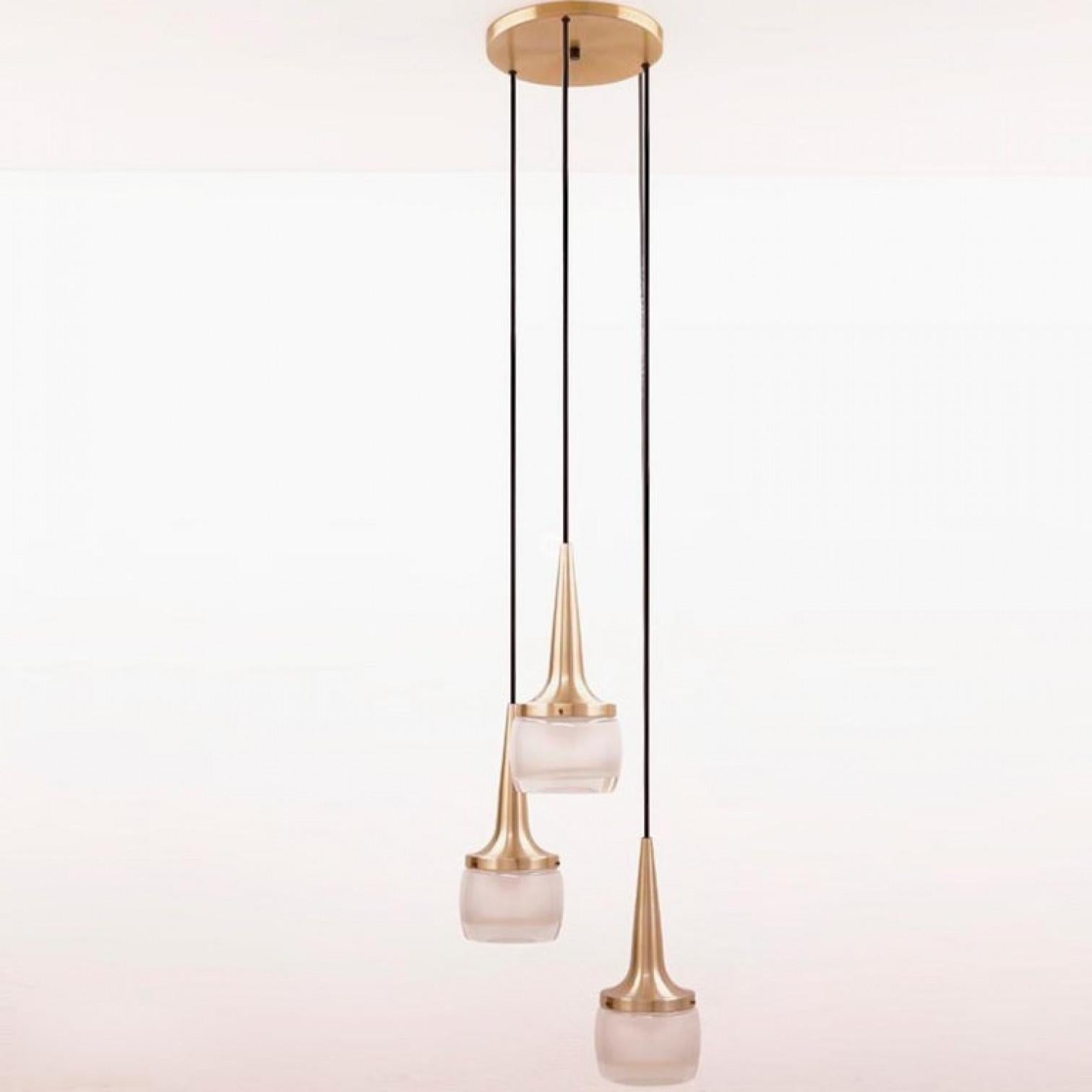 Questa elegante lampada a cascata è stata prodotta da Staff Leuchten in Germania. La lampada è realizzata in alluminio ottonato e vetro opalino spesso stampato e inciso all'interno. Ogni singolo ciondolo misura: 13,5 pollici. H. x 5,25 poll.