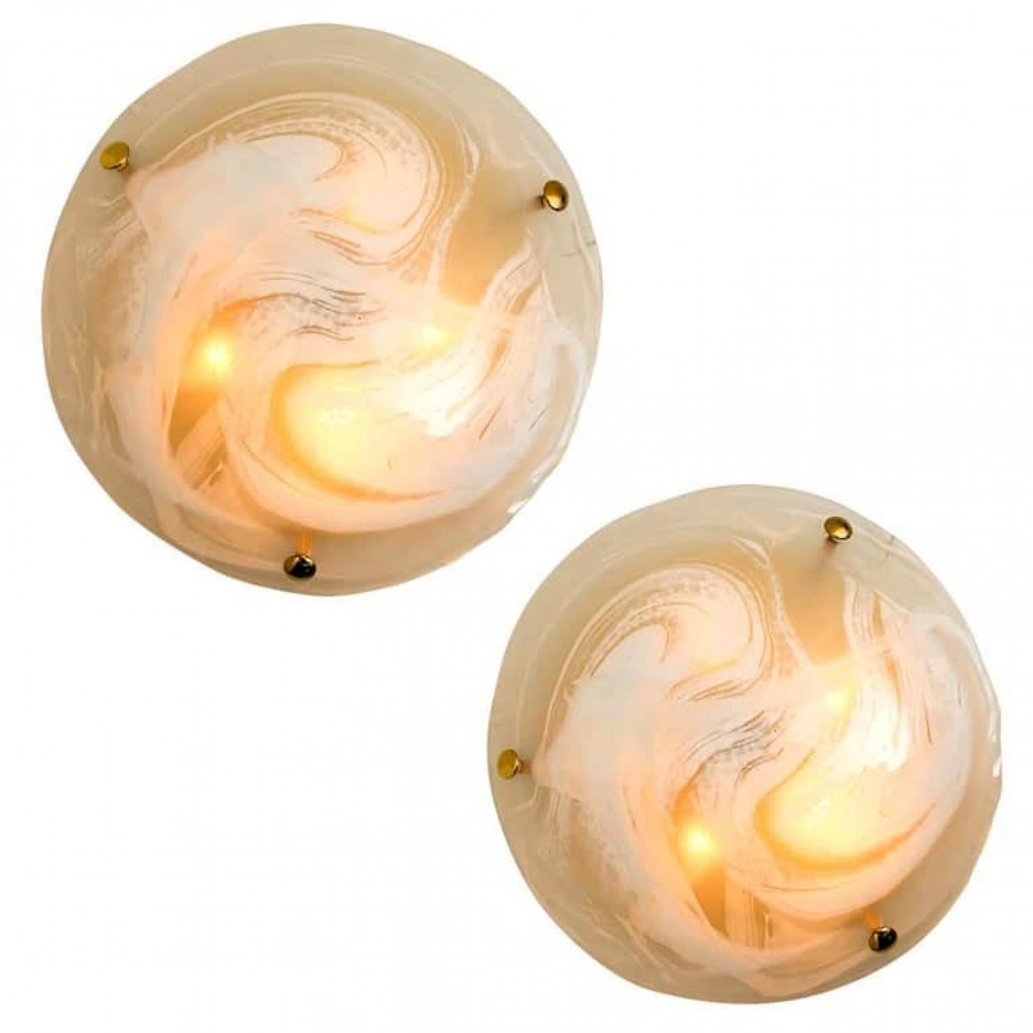 L'une des deux grandes appliques ou plafonniers en laiton en verre de Murano, 1960 en vente 2