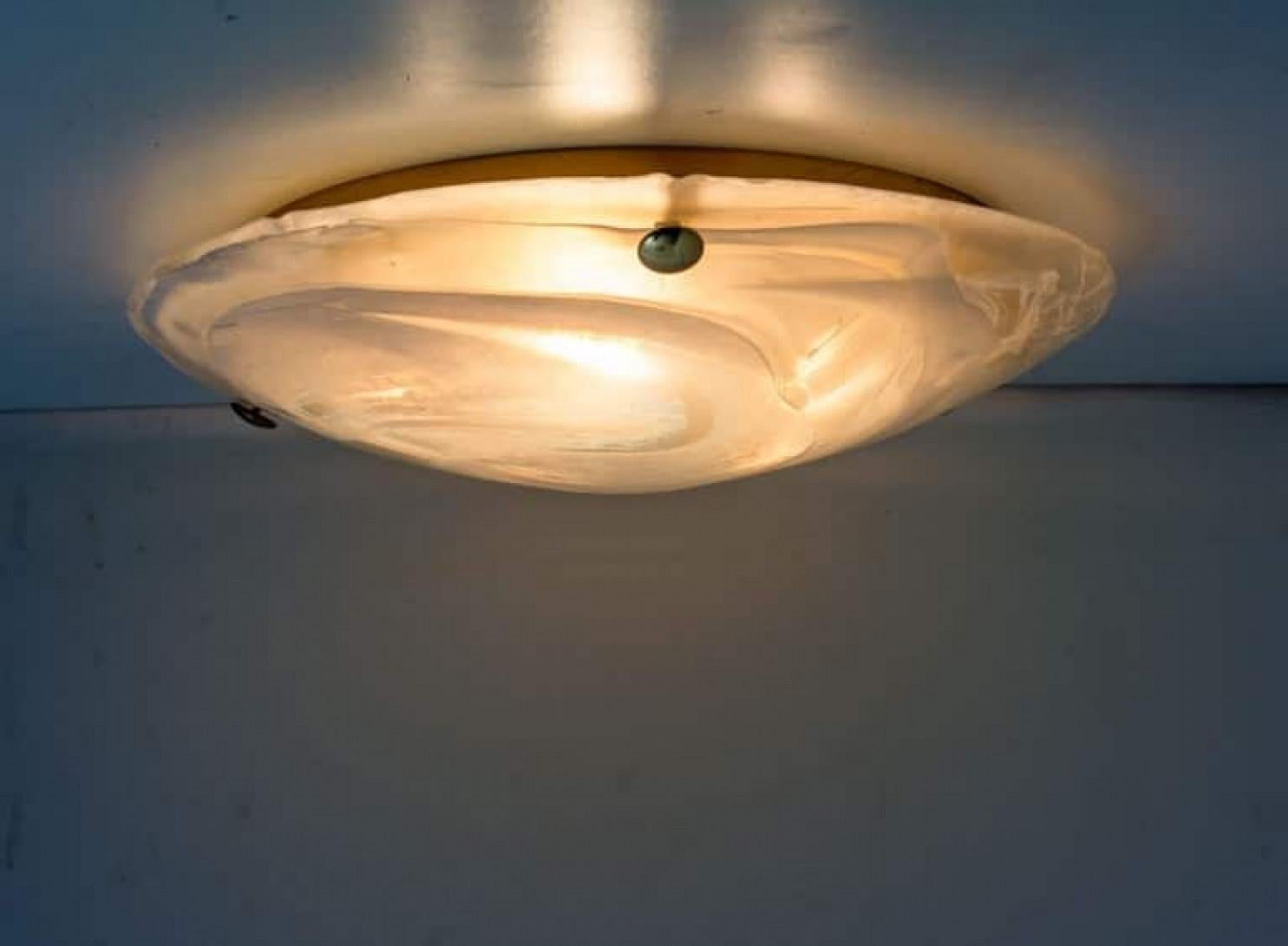 Mid-Century Modern L'une des deux grandes appliques ou plafonniers en laiton en verre de Murano, 1960 en vente