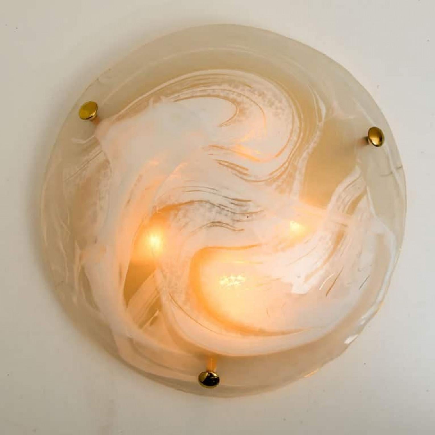 Allemand L'une des deux grandes appliques ou plafonniers en laiton en verre de Murano, 1960 en vente
