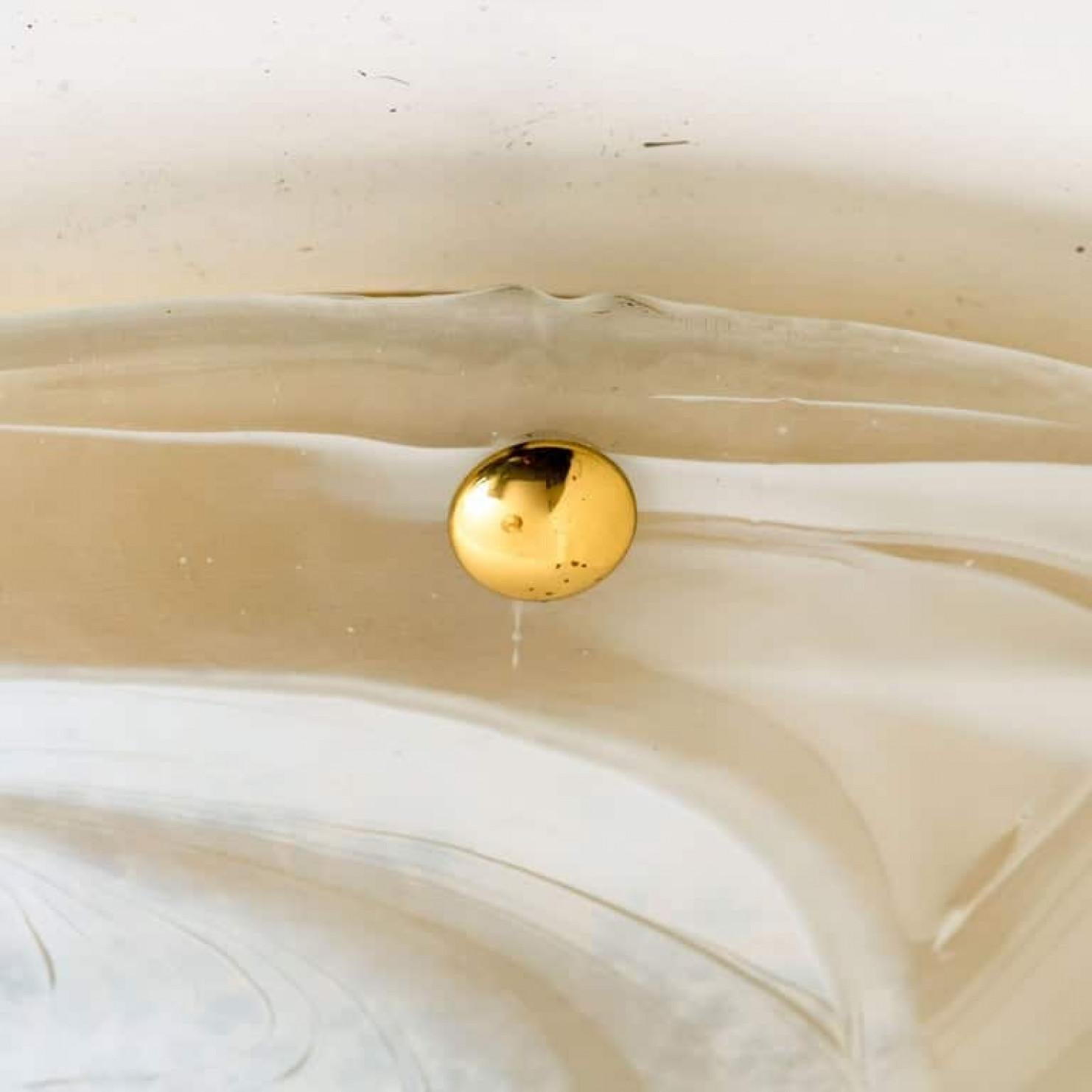 Milieu du XXe siècle L'une des deux grandes appliques ou plafonniers en laiton en verre de Murano, 1960 en vente