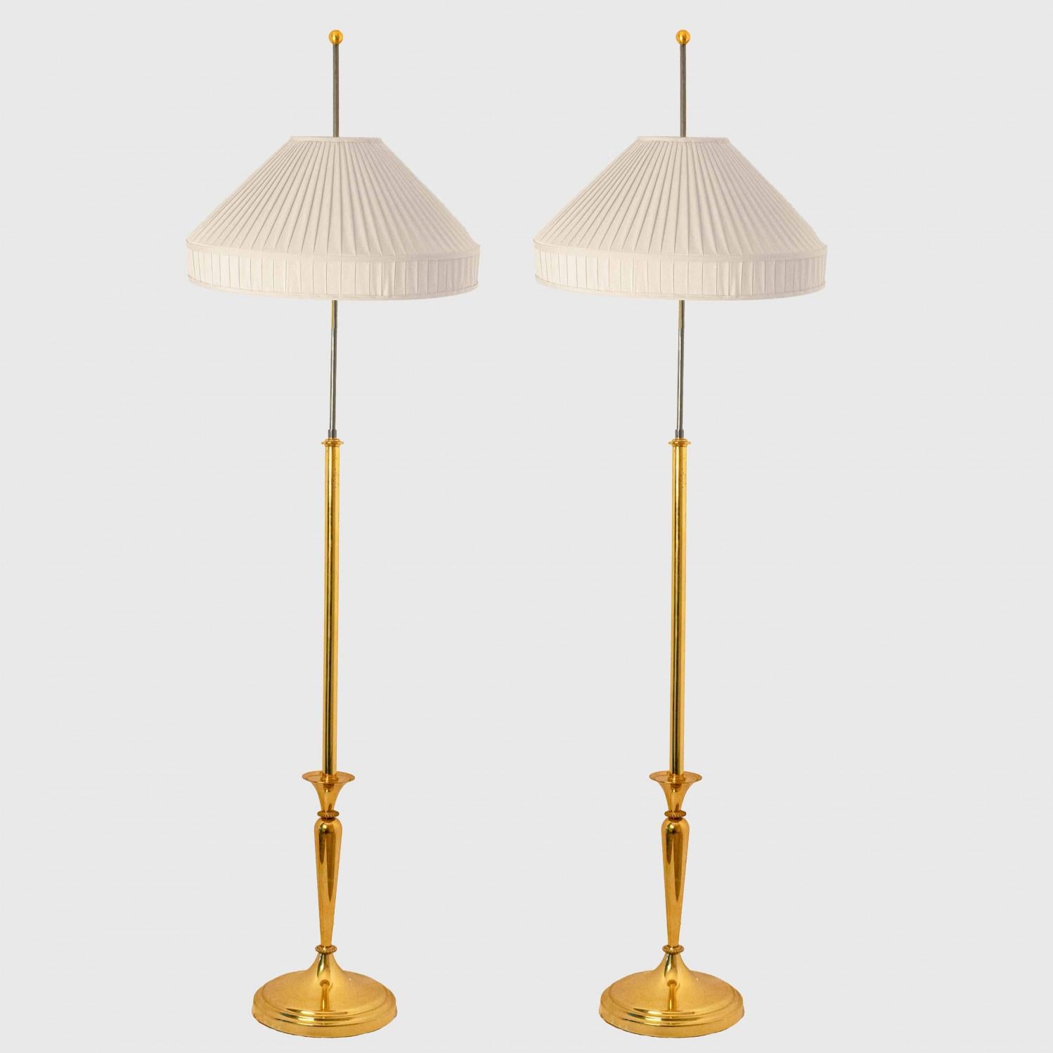 Lámpara de pie clásica con un toque moderno sobre una base de latón y negro, Alemania 1970.

El pie revive un diseño típico de finales del siglo XIX, La gran pantalla de tela de algodón beige, relativamente nueva, caracterizada por una sutil