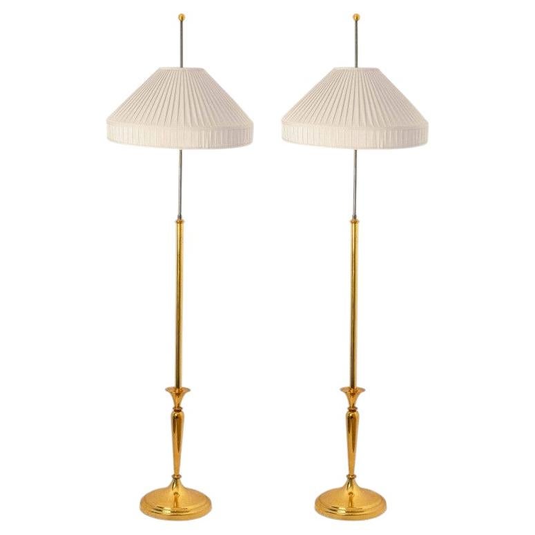 Eine der beiden Stehlampen auf Messing und schwarzem Sockel, Deutschland 1960 im Angebot