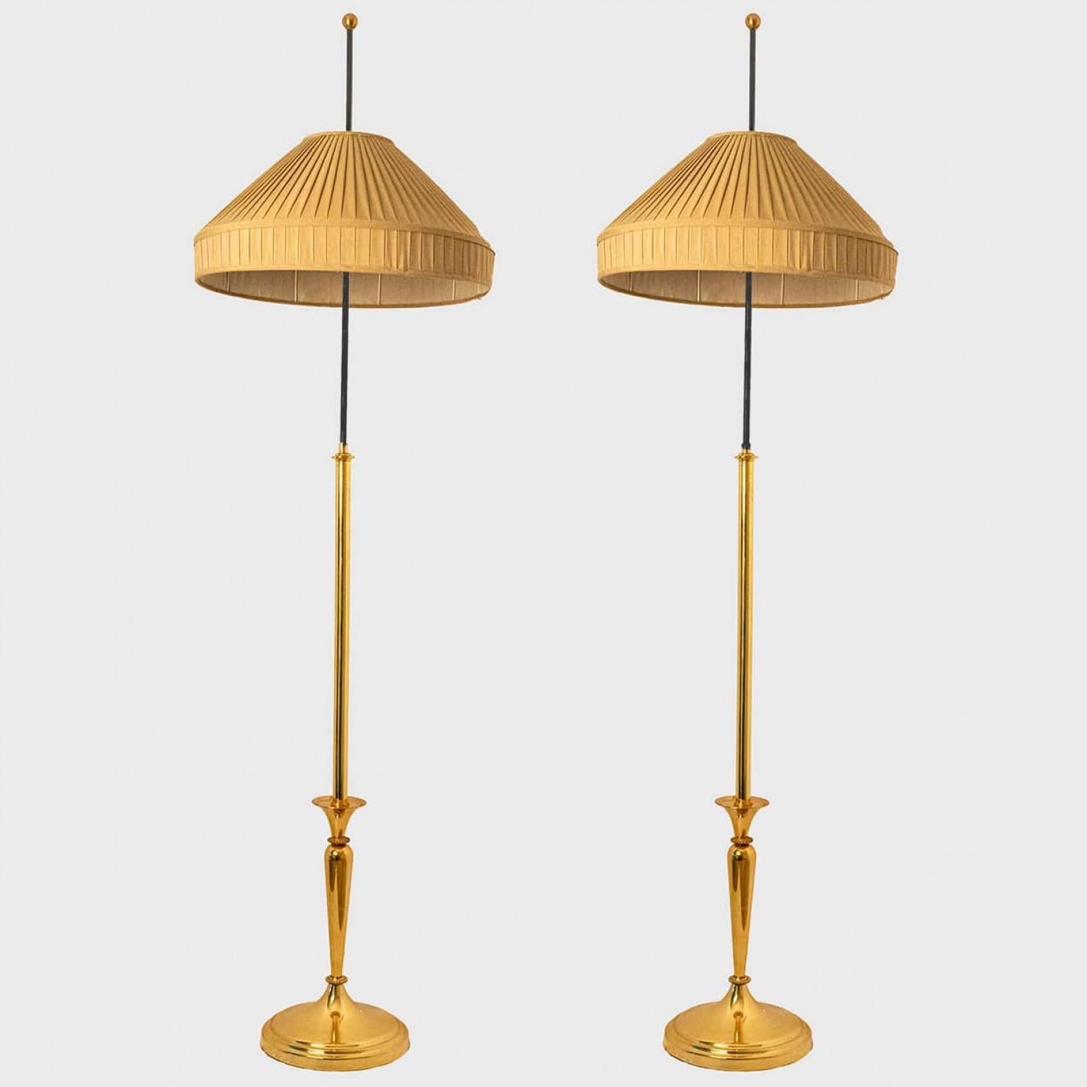 Lámpara de pie clásica con un toque moderno sobre una base de latón y negro, Alemania 1970.

El pie revive un diseño típico de finales del siglo XIX, La pantalla relativamente grande de tela de algodón beige, caracterizada por una sutil inclinación