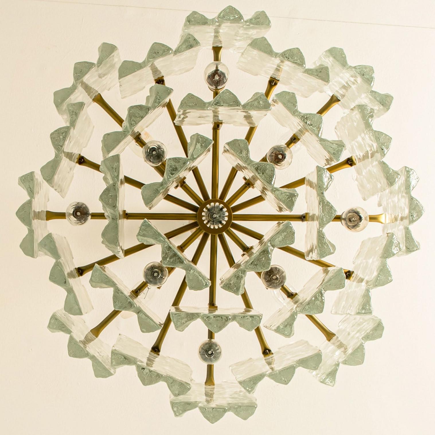 Uno dei due lampadari in vetro e ottone di J&T. Kalmar, Austria in vendita 2