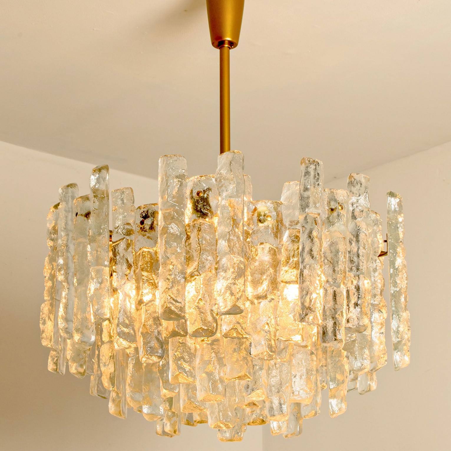 Uno dei due lampadari in vetro e ottone di J&T. Kalmar, Austria in vendita 3