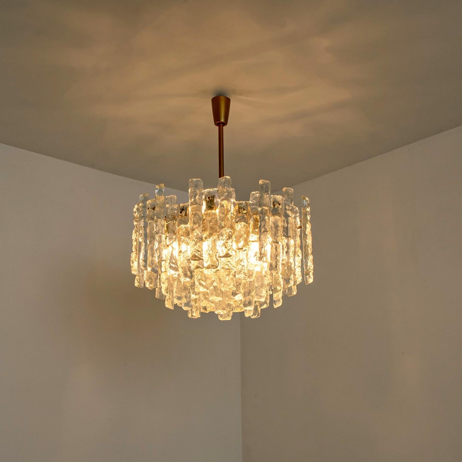 Uno dei due lampadari in vetro e ottone di J&T. Kalmar, Austria in vendita 5