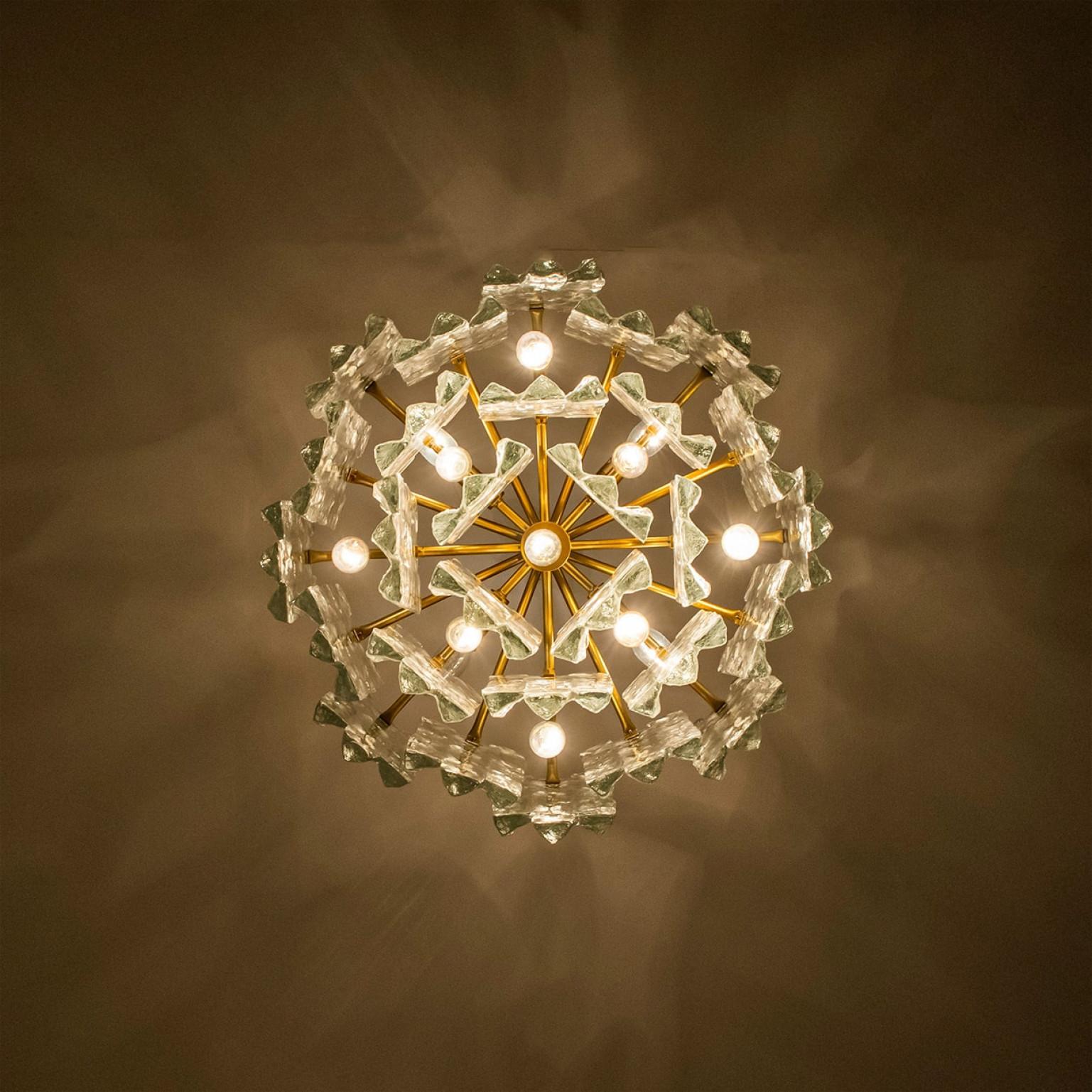 Uno dei due lampadari in vetro e ottone di J&T. Kalmar, Austria in vendita 6