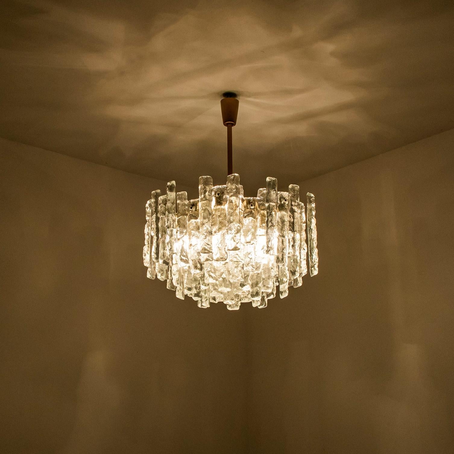 Uno dei due lampadari in vetro e ottone di J&T. Kalmar, Austria in vendita 7