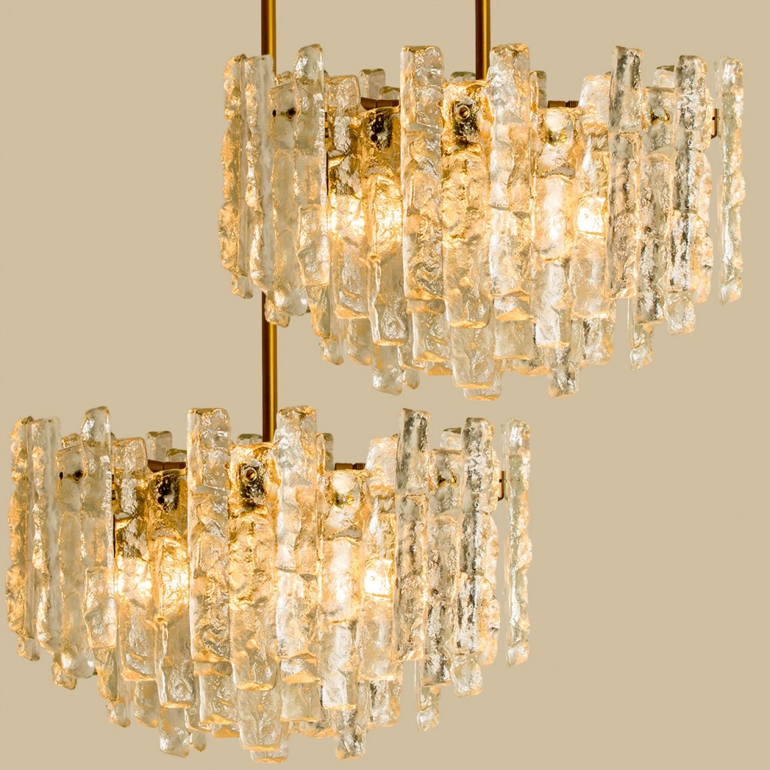 Uno dei due bellissimi ed eleganti lampadari moderni, prodotti da J.T. Kalmar Austria negli anni '1960. Un design incantevole, realizzato con uno standard molto elevato.

Ogni lampadario ha delle lastre di vetro di ghiaccio solido che penzolano su