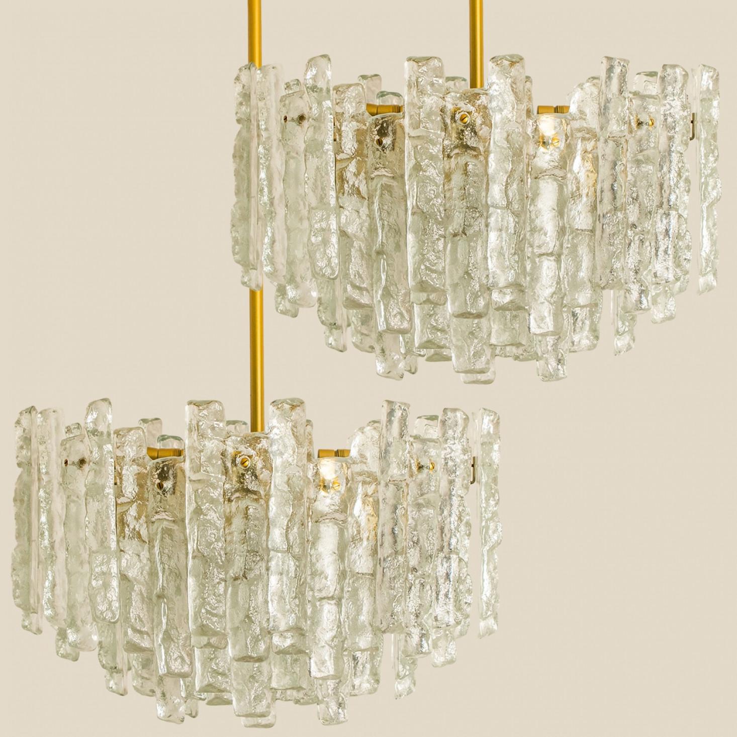 Mid-Century moderno Uno dei due lampadari in vetro e ottone di J&T. Kalmar, Austria in vendita