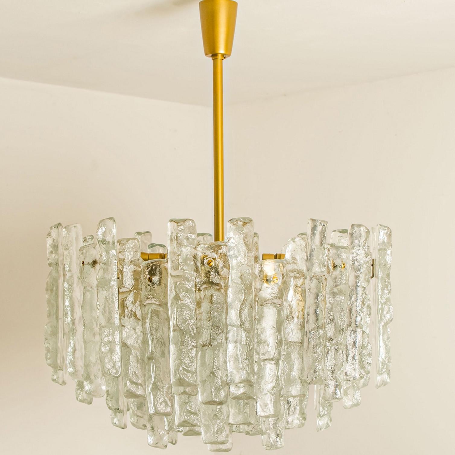 Austriaco Uno dei due lampadari in vetro e ottone di J&T. Kalmar, Austria in vendita