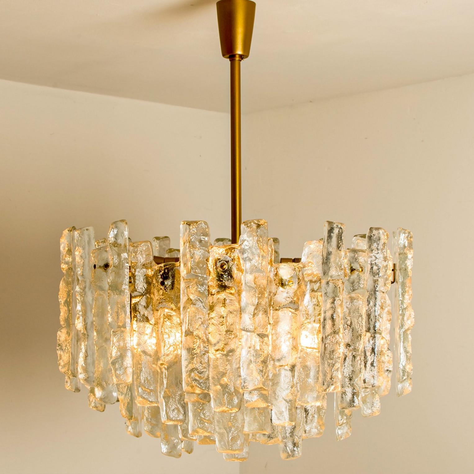 Metà XX secolo Uno dei due lampadari in vetro e ottone di J&T. Kalmar, Austria in vendita