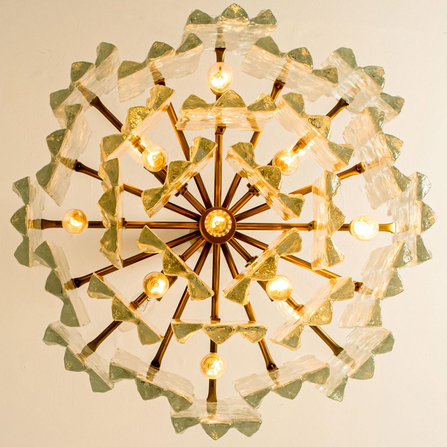 Metallo Uno dei due lampadari in vetro e ottone di J&T. Kalmar, Austria in vendita