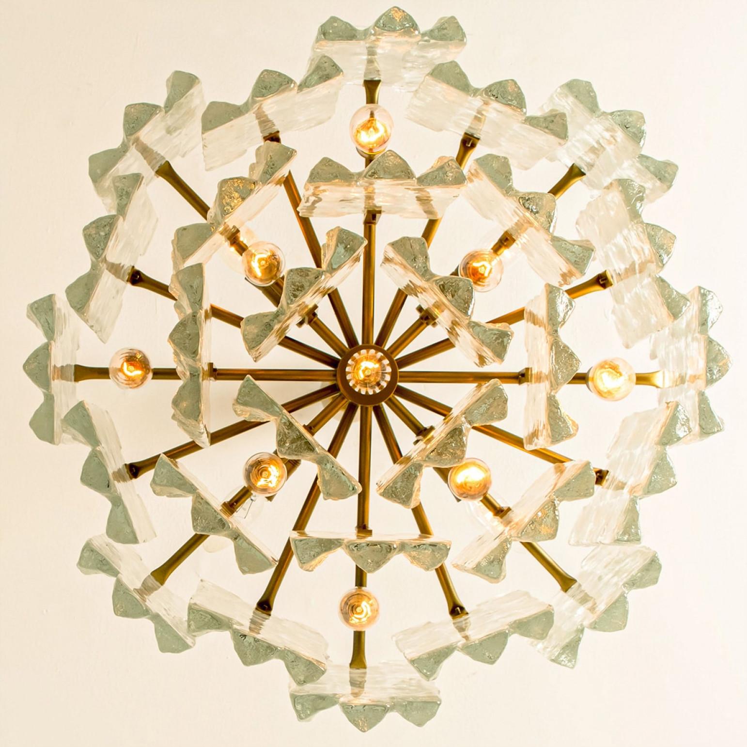 Uno dei due lampadari in vetro e ottone di J&T. Kalmar, Austria in vendita 1