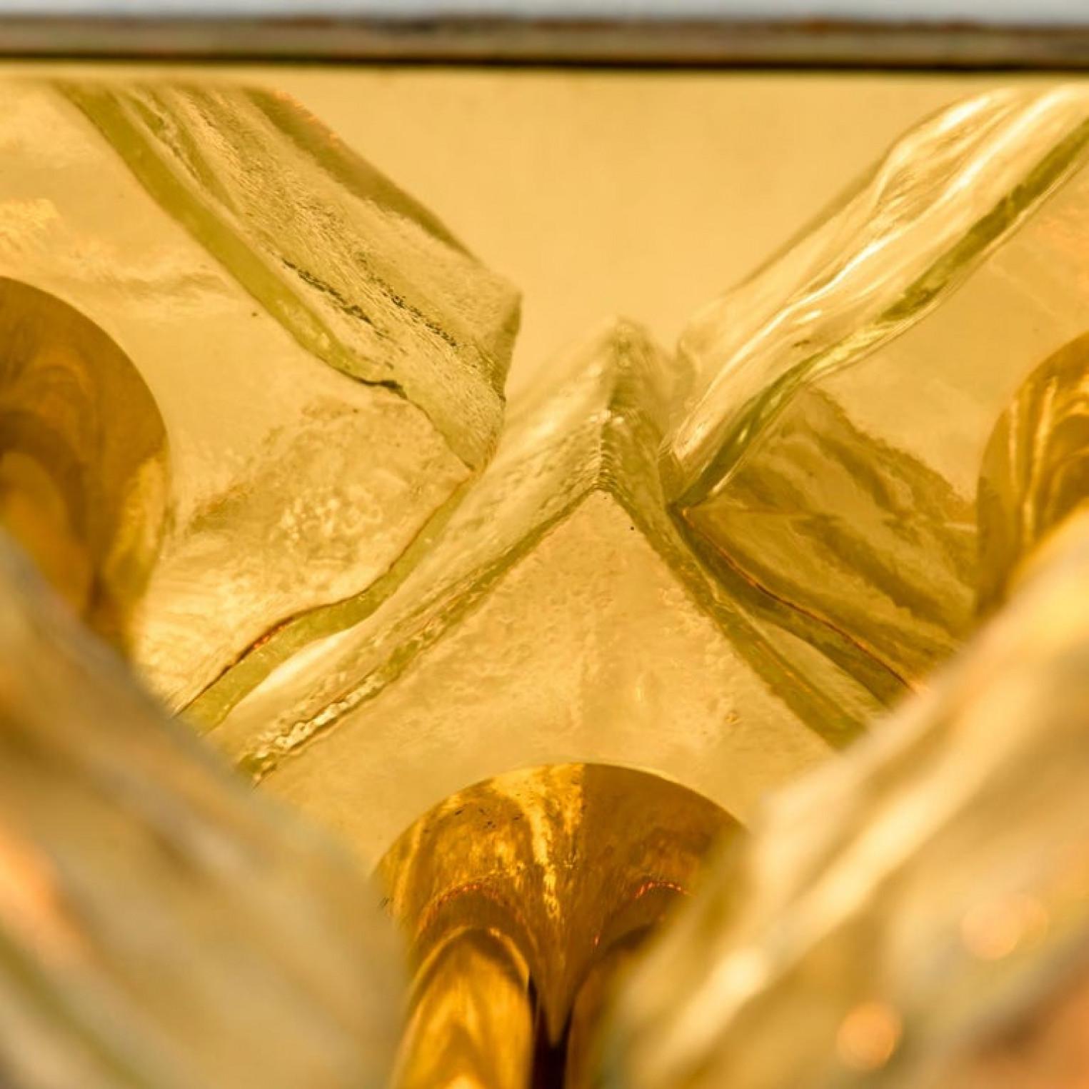 L'une des deux lampes ou appliques à poser ou suspendre Kalmar, verre de glace en laiton, 1970 en vente 2