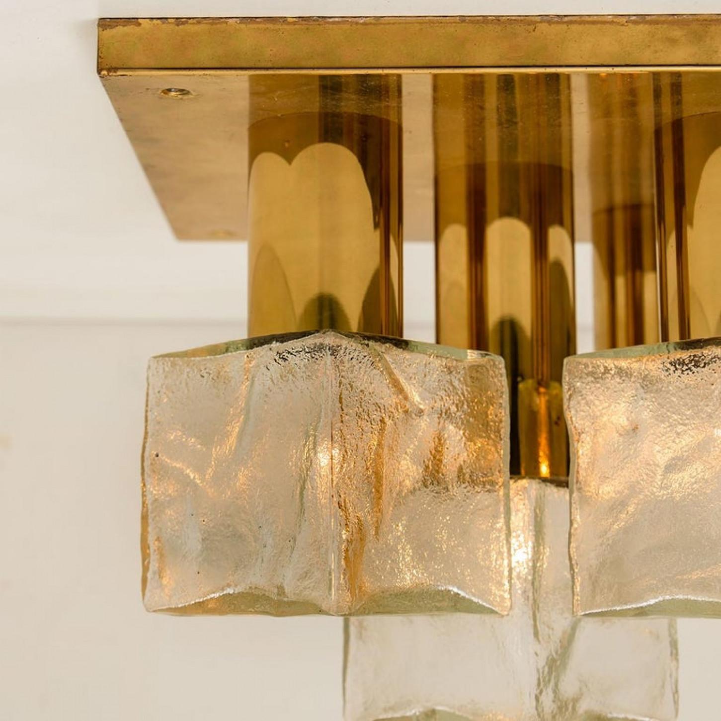 L'une des deux lampes ou appliques à poser ou suspendre Kalmar, verre de glace en laiton, 1970 en vente 2