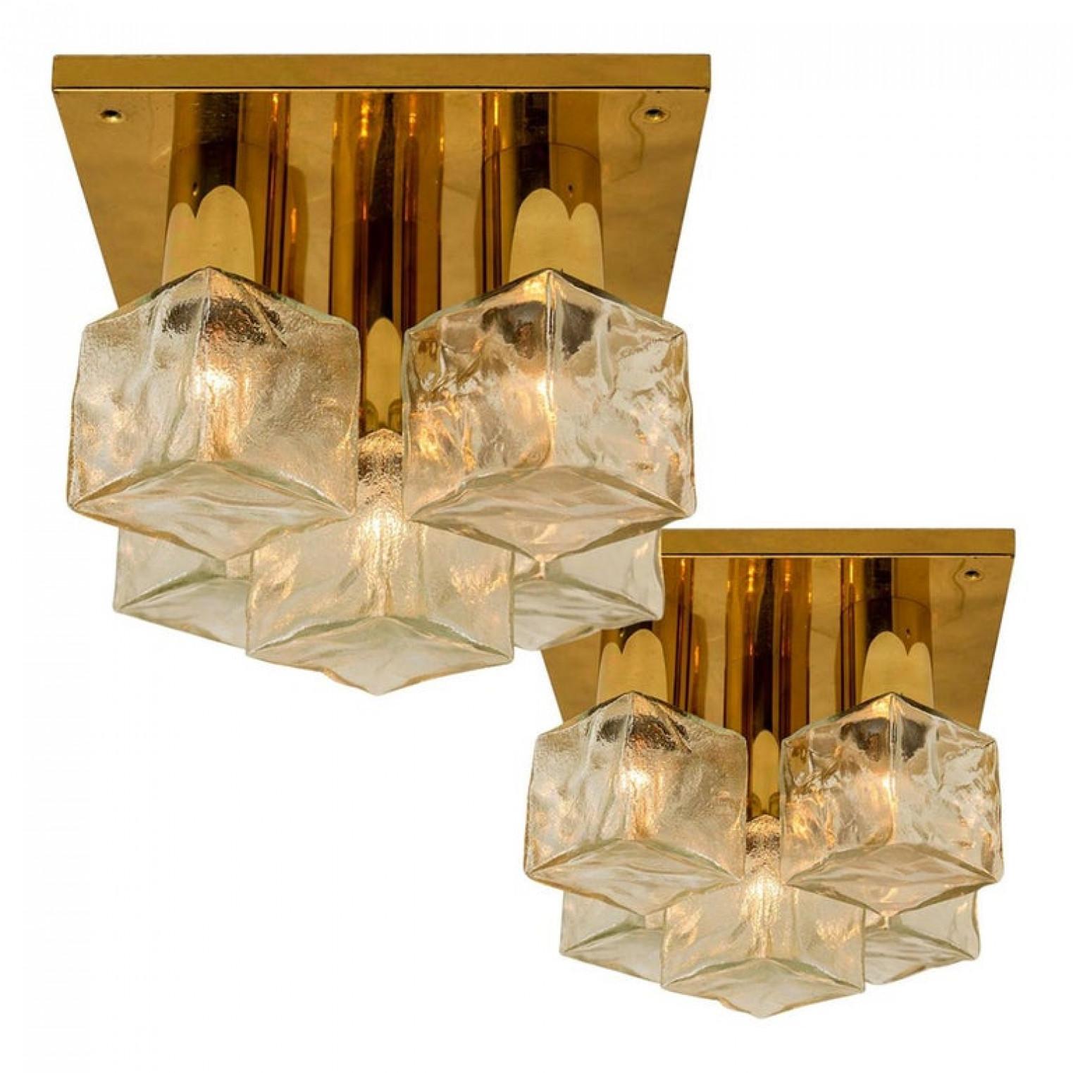 Cette superbe applique Kalmar, laiton, verre de glace coulé, vers 1970, réalisée par l'estimé producteur autrichien J.T. AT&T. Kalmar vers 1970. Il y a 5 petites ampoules Edison à culot jusqu'à 40W par ampoule qui sont recouvertes de glaçons