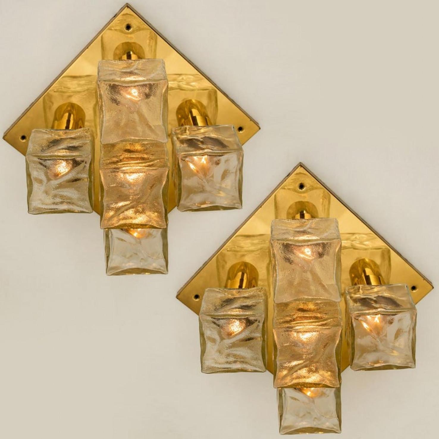 Cette superbe applique Kalmar, laiton, verre de glace coulé, vers 1970, réalisée par l'estimé producteur autrichien J.T. AT&T. Kalmar vers 1970. Il y a 5 petites ampoules Edison à culot jusqu'à 40W par ampoule qui sont recouvertes de glaçons