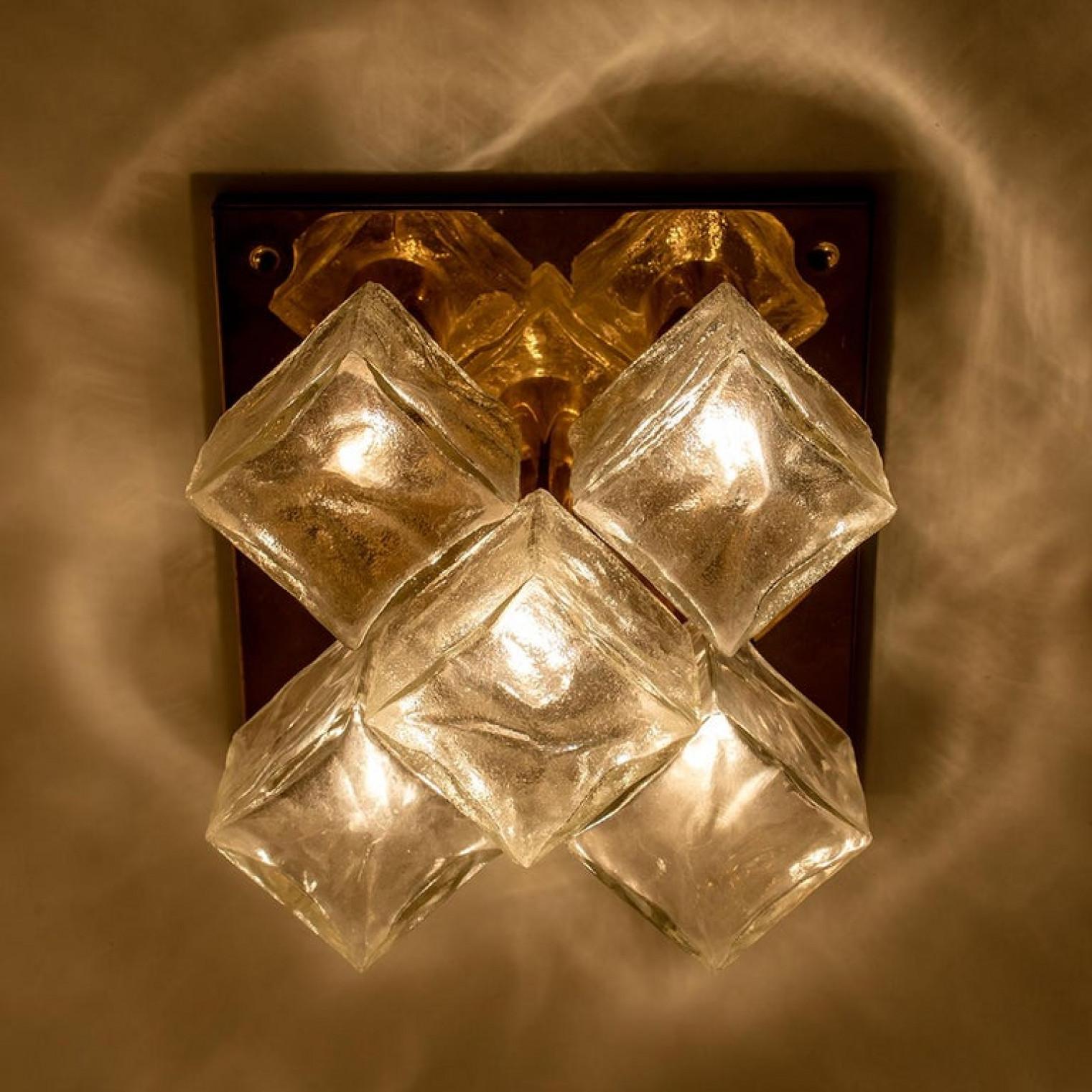 Autre L'une des deux lampes ou appliques à poser ou suspendre Kalmar, verre de glace en laiton, 1970 en vente