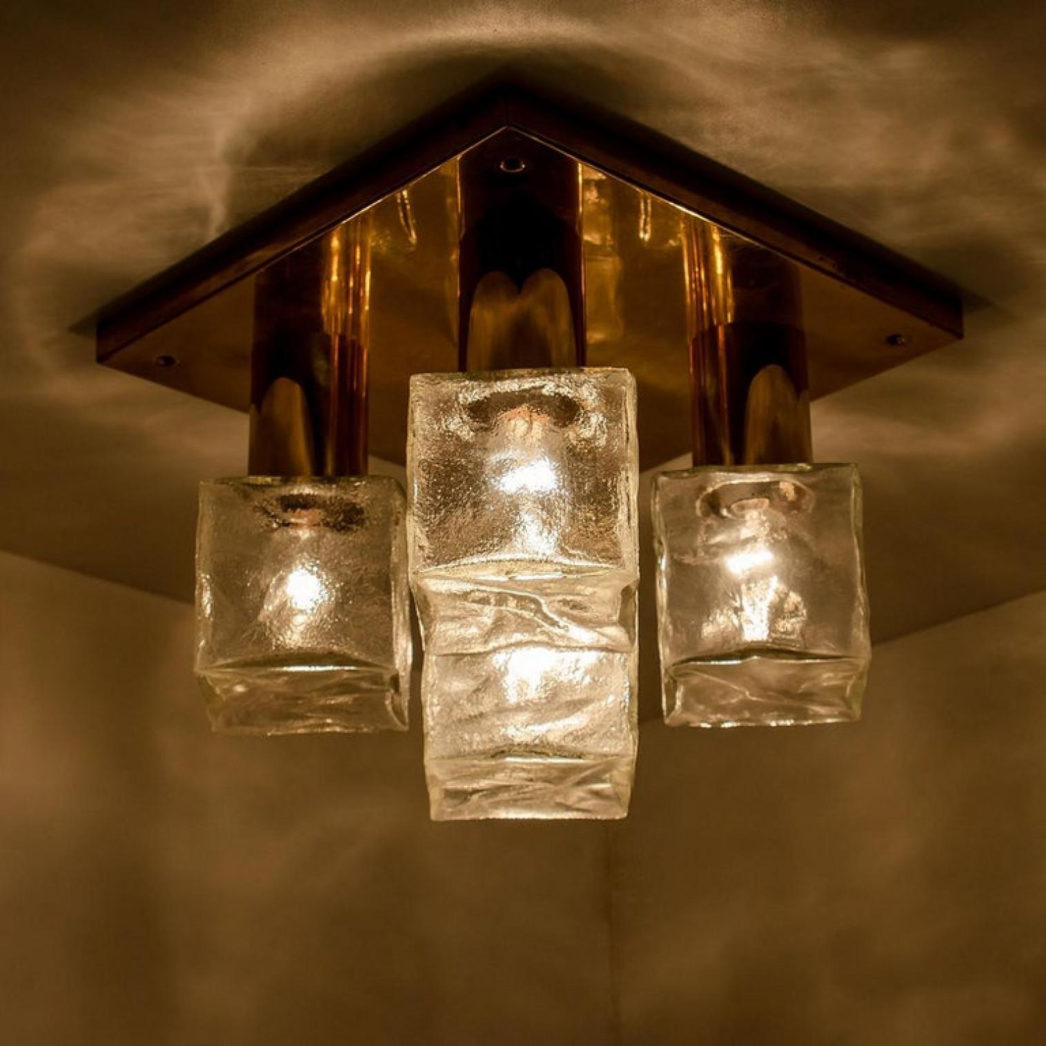 L'une des deux lampes ou appliques à poser ou suspendre Kalmar, verre de glace en laiton, 1970 Bon état - En vente à Rijssen, NL