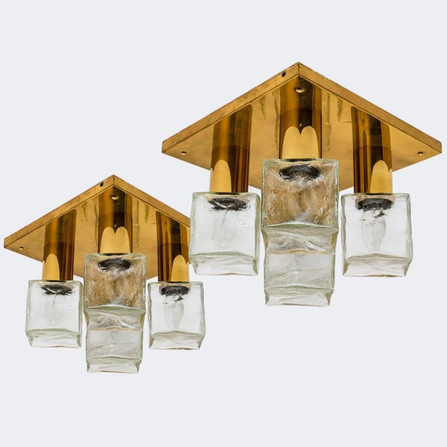 Fin du 20e siècle L'une des deux lampes ou appliques à poser ou suspendre Kalmar, verre de glace en laiton, 1970 en vente