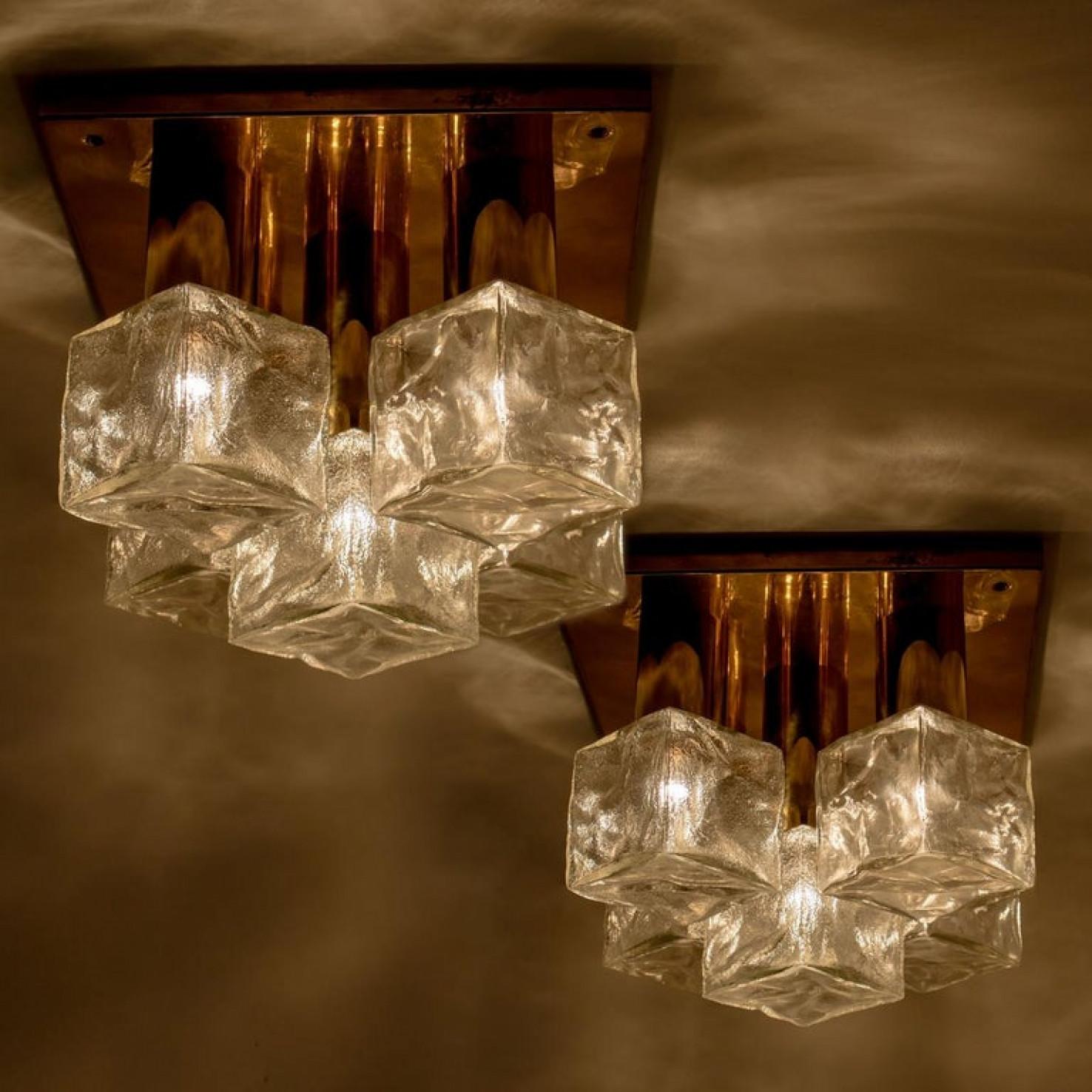 Métal L'une des deux lampes ou appliques à poser ou suspendre Kalmar, verre de glace en laiton, 1970 en vente