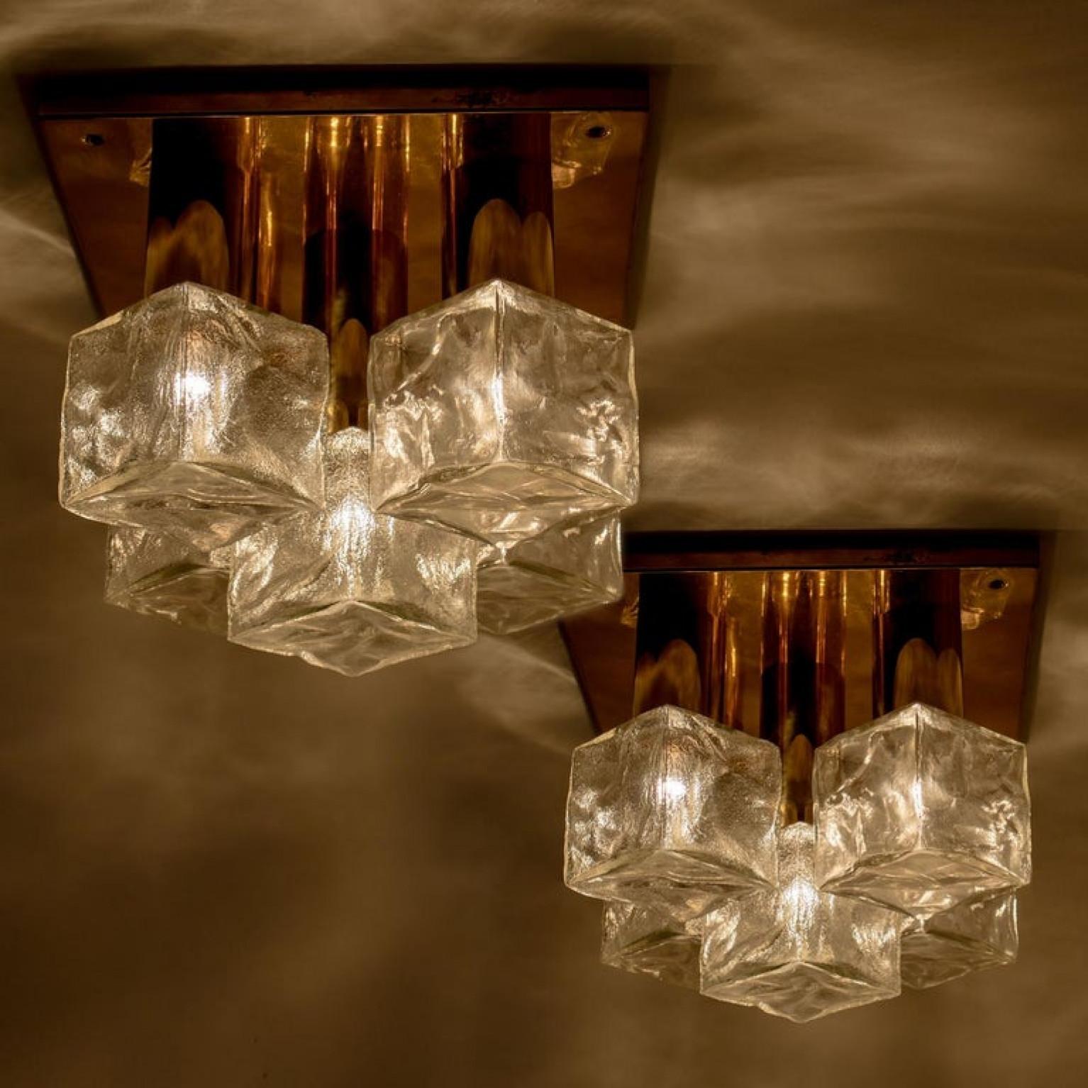 L'une des deux lampes ou appliques à poser ou suspendre Kalmar, verre de glace en laiton, 1970 en vente 1