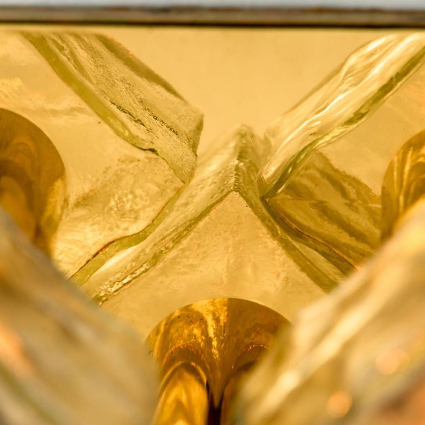 L'une des deux lampes ou appliques à poser ou suspendre Kalmar, verre de glace en laiton, 1970 en vente 1