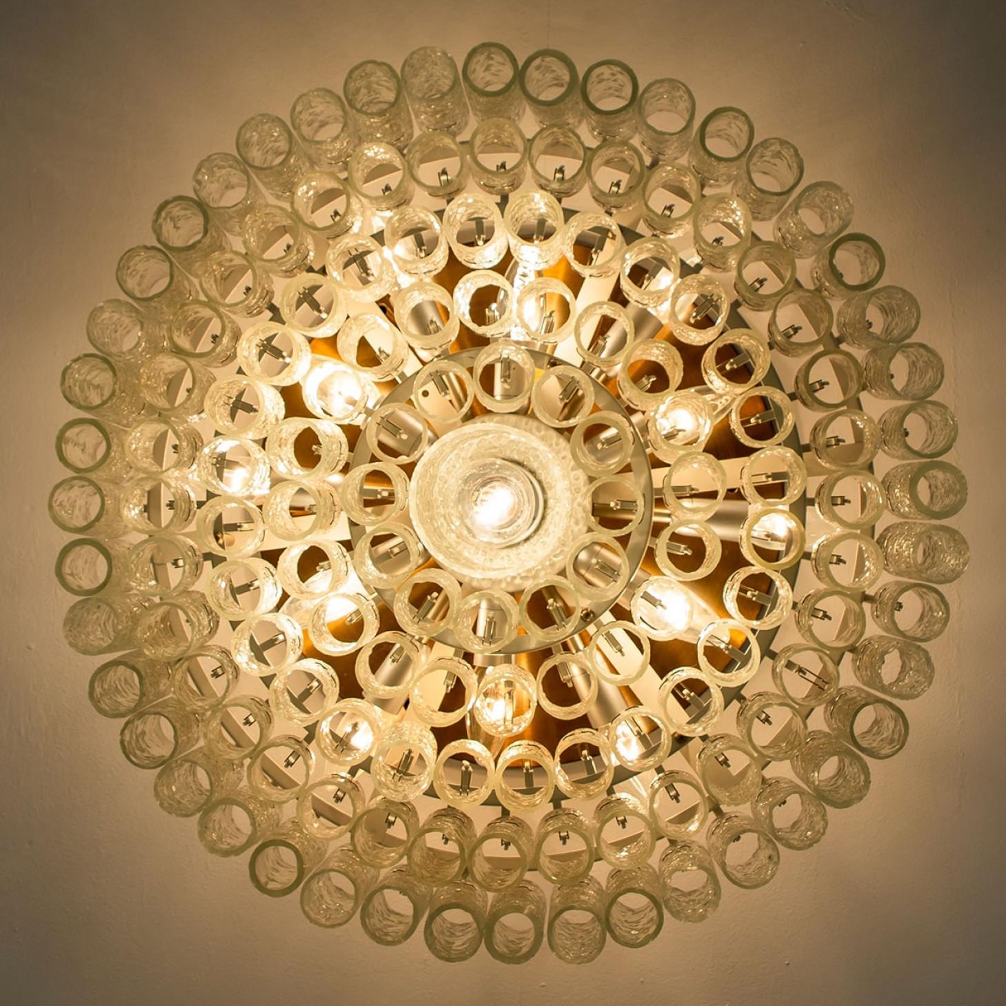 L'un des deux grands luminaires encastrés en laiton soufflé de Doria, années 1960 en vente 2