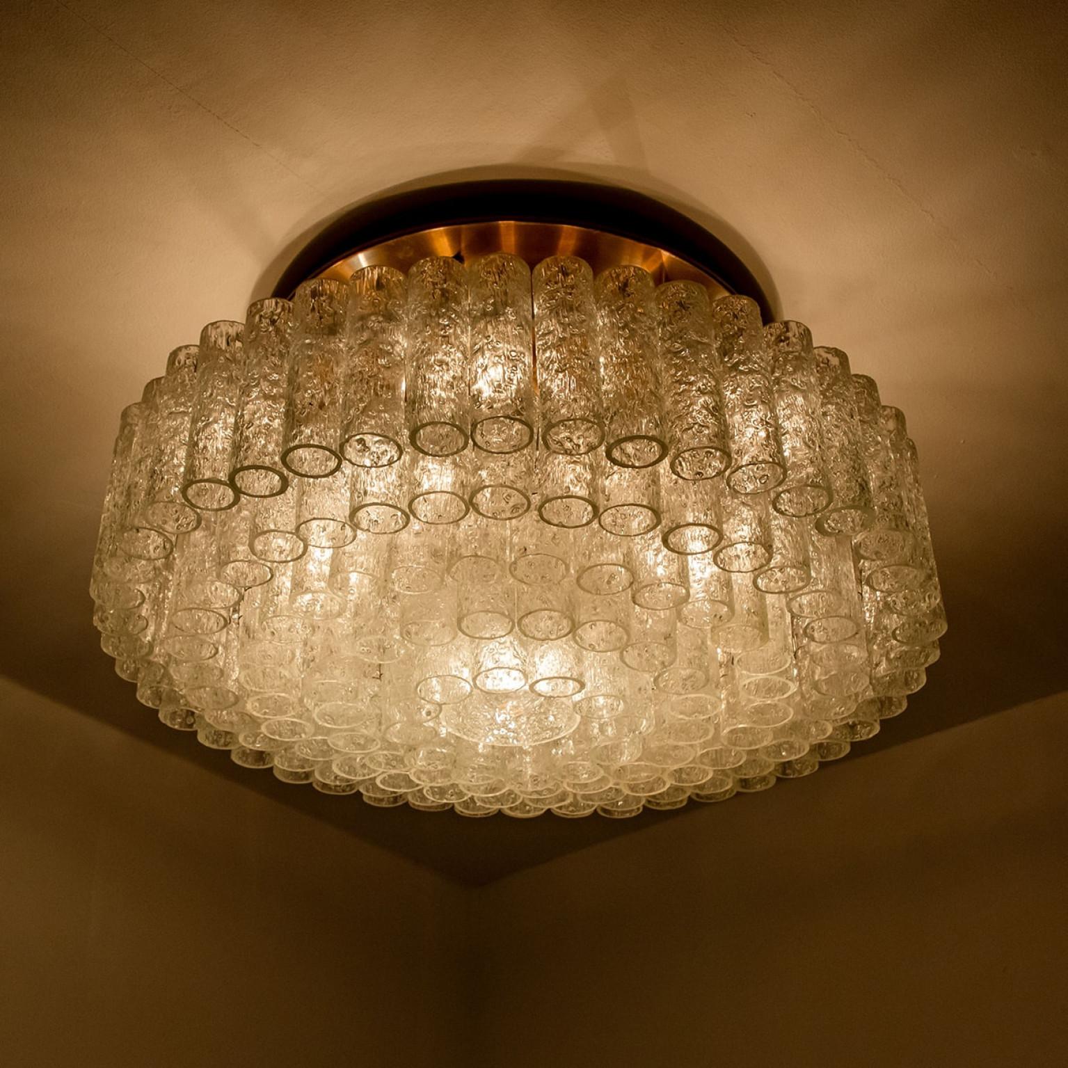 L'un des deux grands luminaires encastrés en laiton soufflé de Doria, années 1960 en vente 3