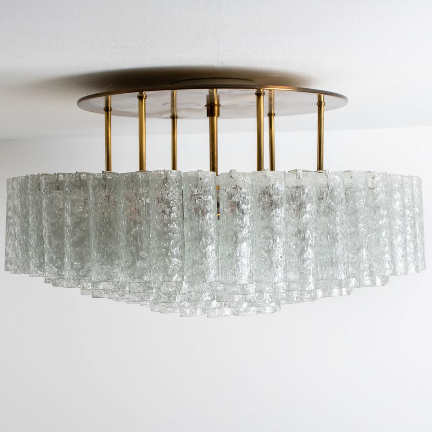 20ième siècle L'un des deux grands luminaires encastrés en laiton soufflé de Doria, années 1960 en vente