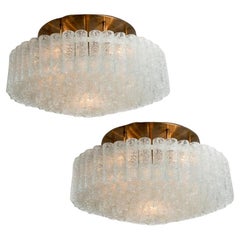 L
un des deux grands luminaires encastrés en laiton soufflé de Doria, années 1960