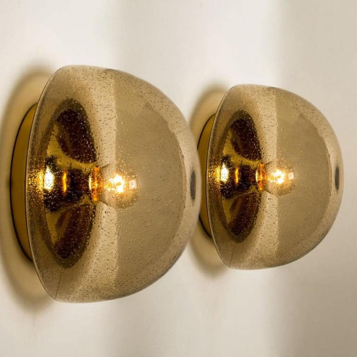 Une magnifique monture encastrée en forme de champignon, vers 1970, fabriquée par Limburg Leuchten, Allemagne.
Avec verre fumé soufflé à la main sur base en laiton. Illumine magnifiquement.

Dimensions : Hauteur approximative de 6,7 pouces (17 cm),