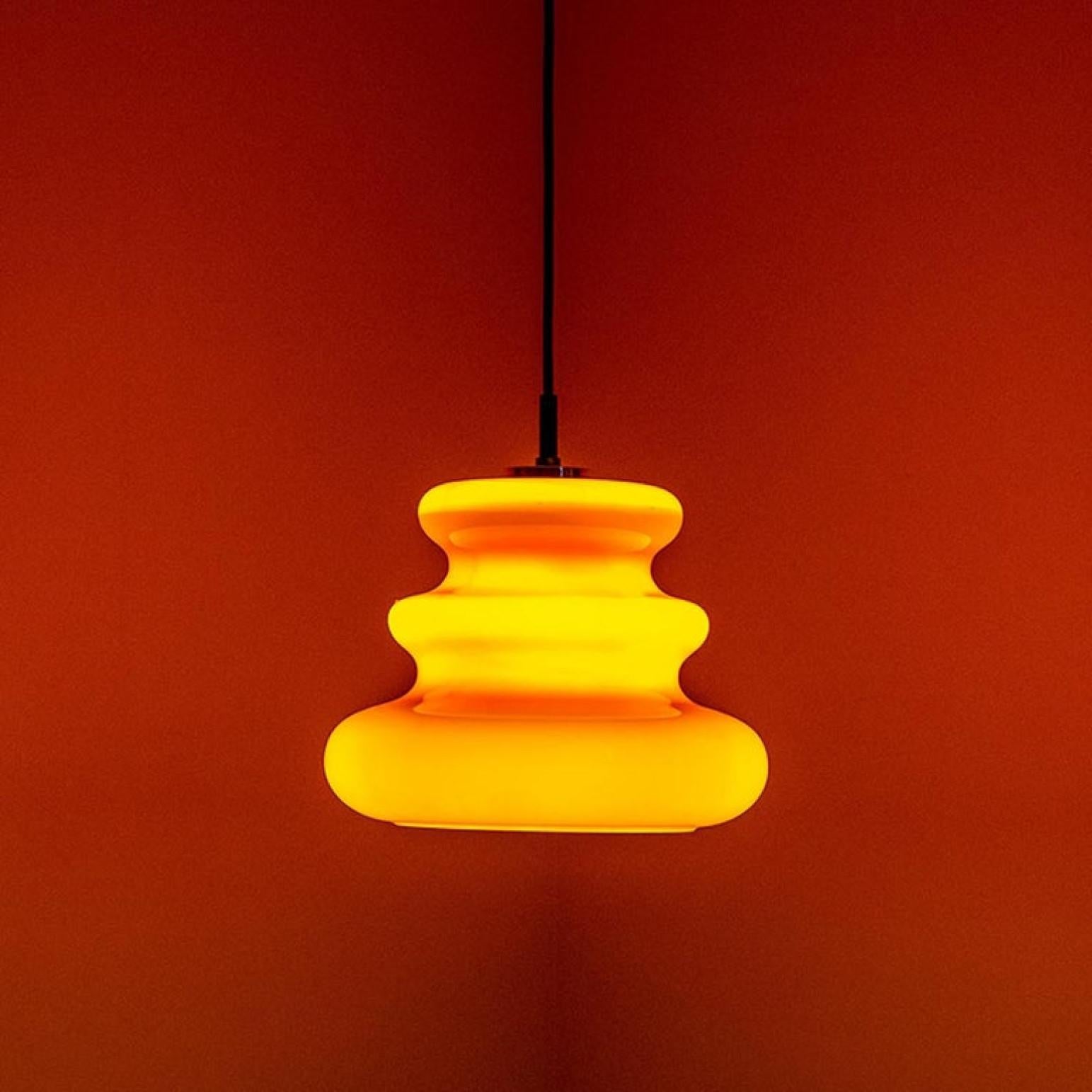 L'une des deux lampes à suspension orange Peill & Putzler, années 1970 en vente 3