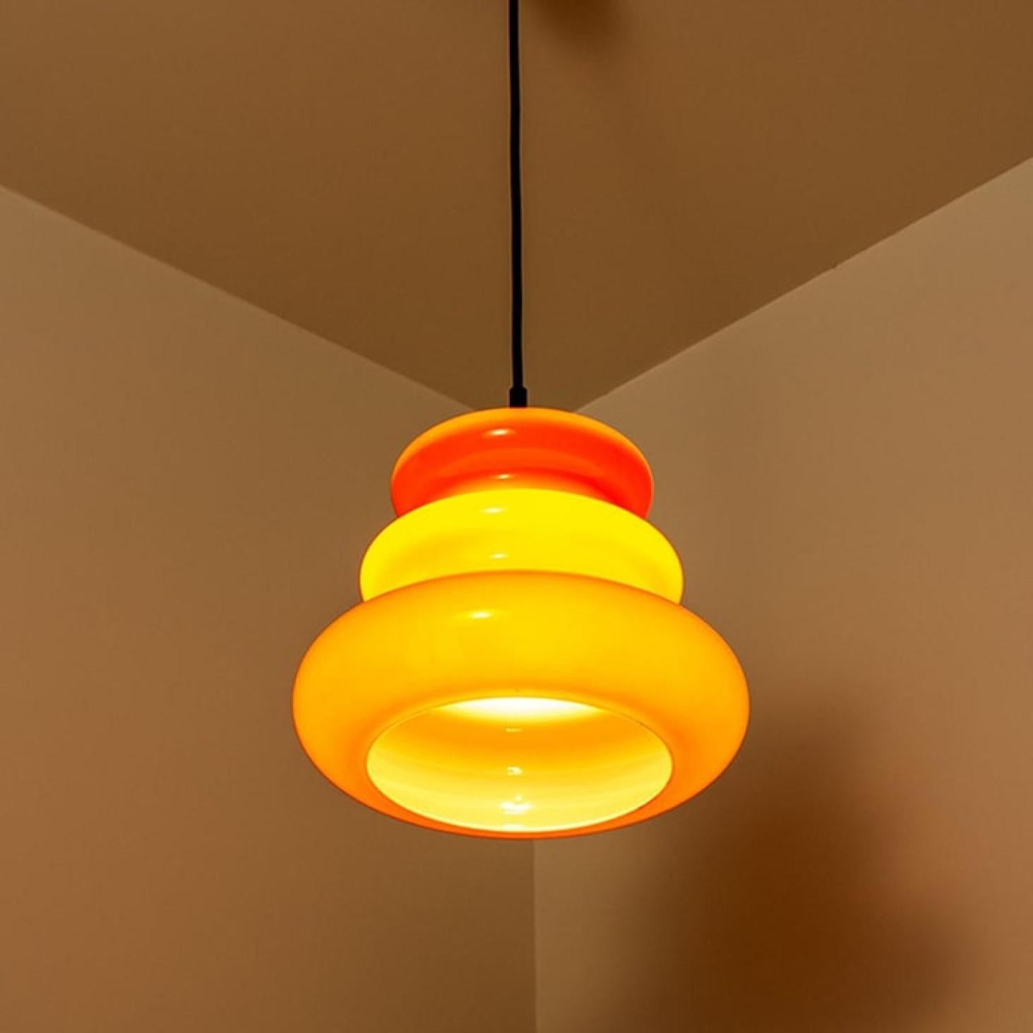 L'une des deux lampes à suspension orange Peill & Putzler, années 1970 en vente 6