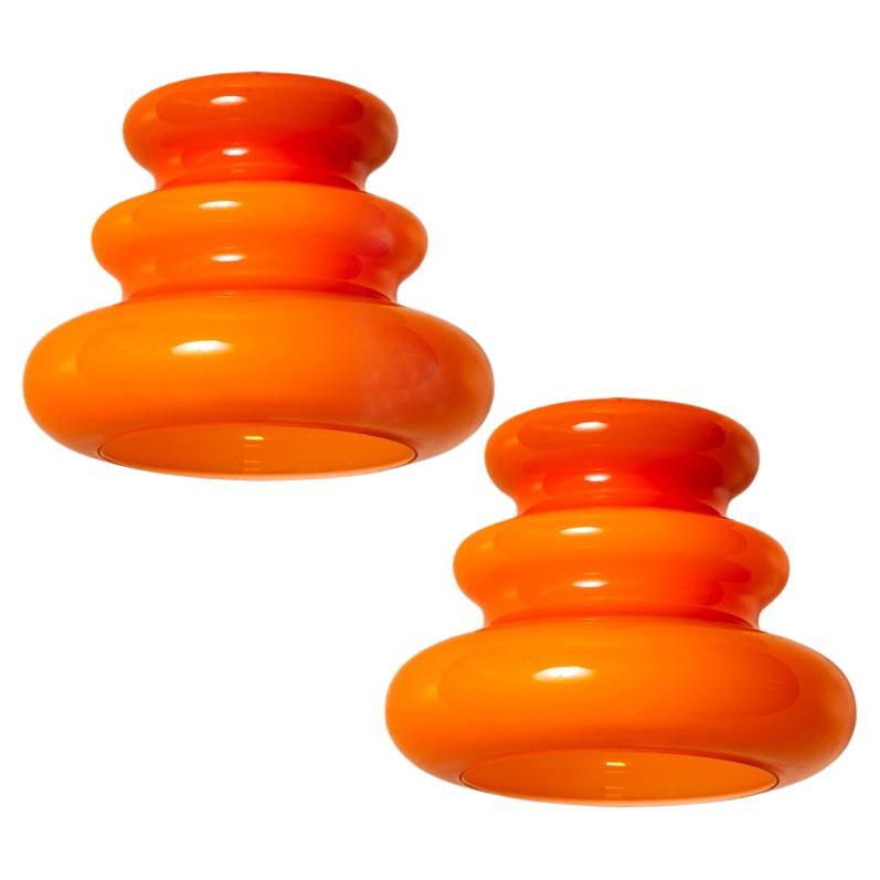 L'une des deux lampes à suspension orange Peill & Putzler, années 1970 en vente