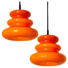 L'une des deux lampes à suspension orange Peill & Putzler, années 1970