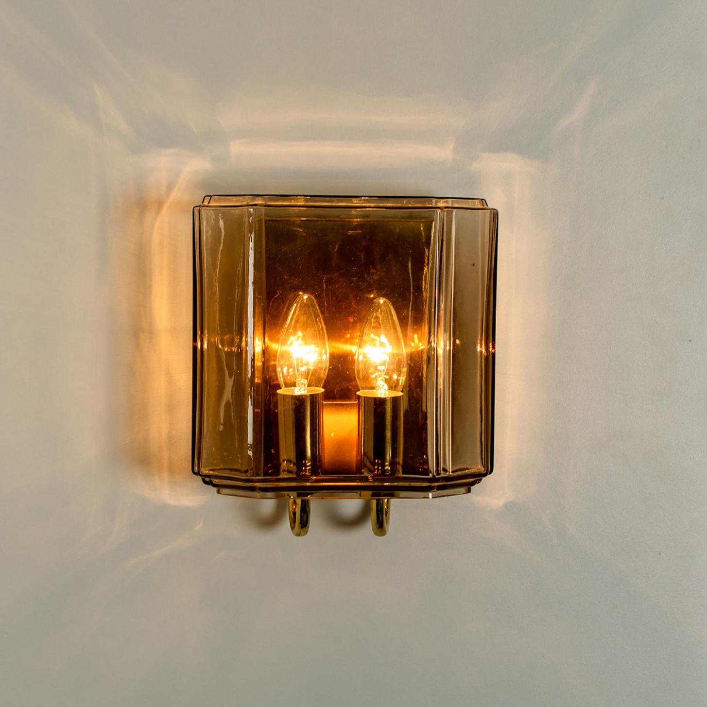 Uno de los dos pares de apliques de cristal ahumado Sconces by Glashütte Limburg, 1 en venta 1