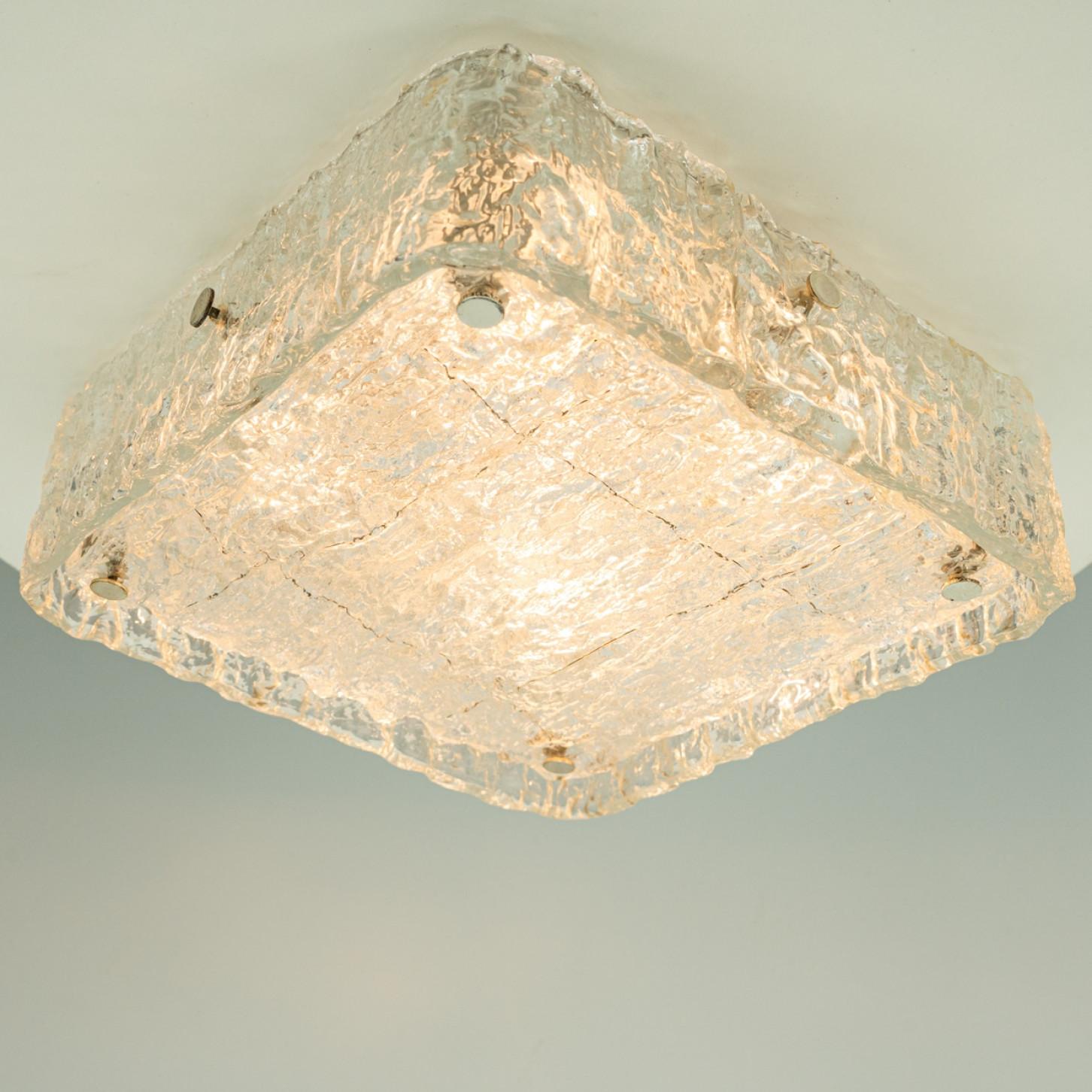 Magnifique luminaire de haute qualité fabriqué par Kaiser Leuchten, Allemagne. Fabriqué en Milieu de siècle, années 1970

Ce produit est fabriqué à la main en verre de roche. Les côtés réfractent magnifiquement la lumière et sont parfaits pour créer