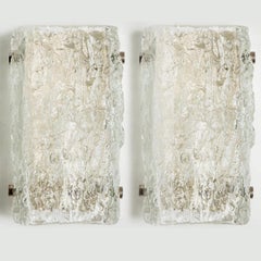 Una delle due luci da parete in vetro testurizzato e cromo di J.T. Kalmar, anni '60