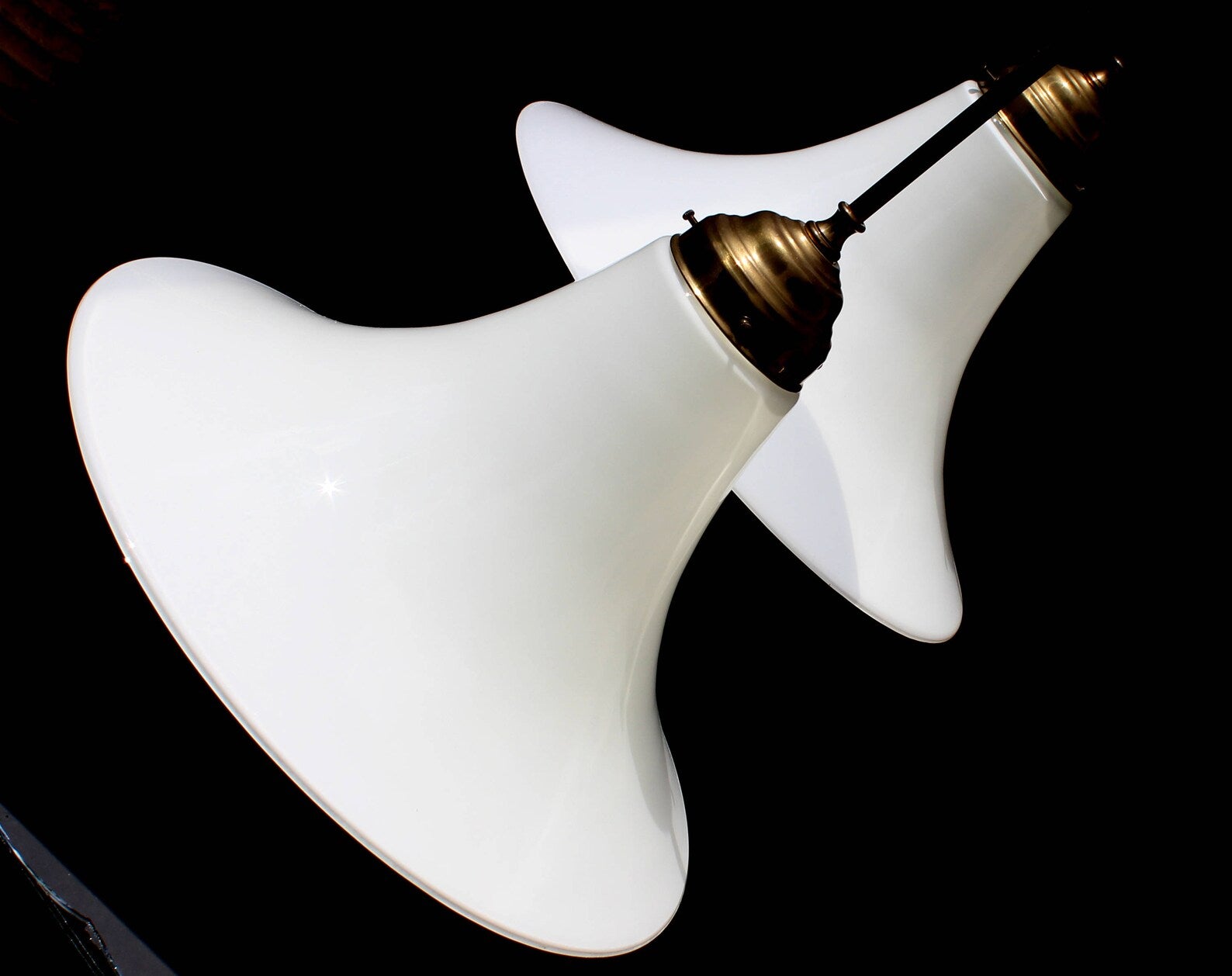 PAIR TULIP PENDANT LAMPS IN MILK GLASS WITH BRASS ELEMENTS, GOERZ-WERKE BERLIN

These well-preserved after war replications of 1920 Berlin design are in very good vintage condition, but rewired. The lights are working with E27 bulbs . The brass