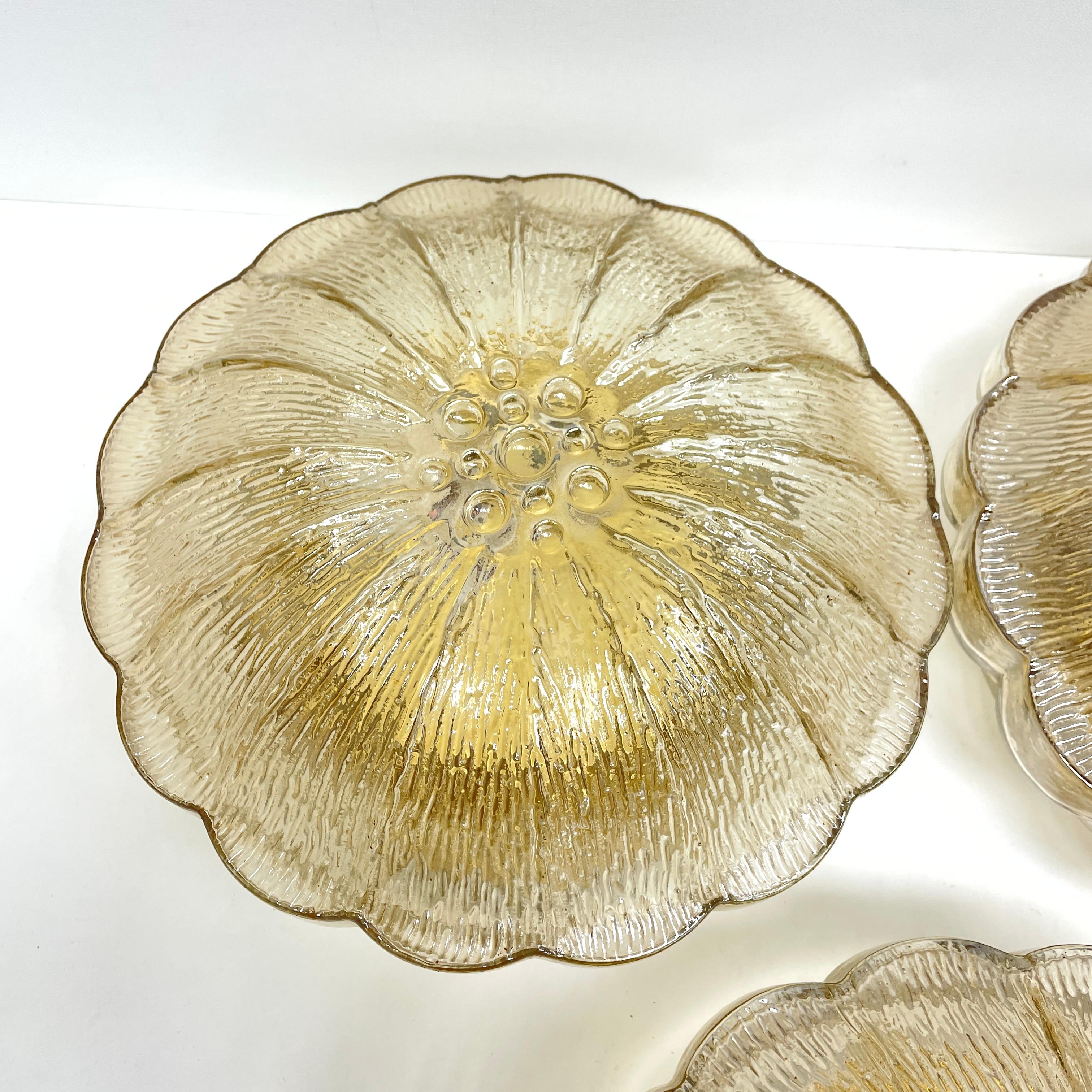 Mid-Century Modern Monture encastrée en forme de fleur ronde en verre ambré, Allemagne, années 1960 en vente