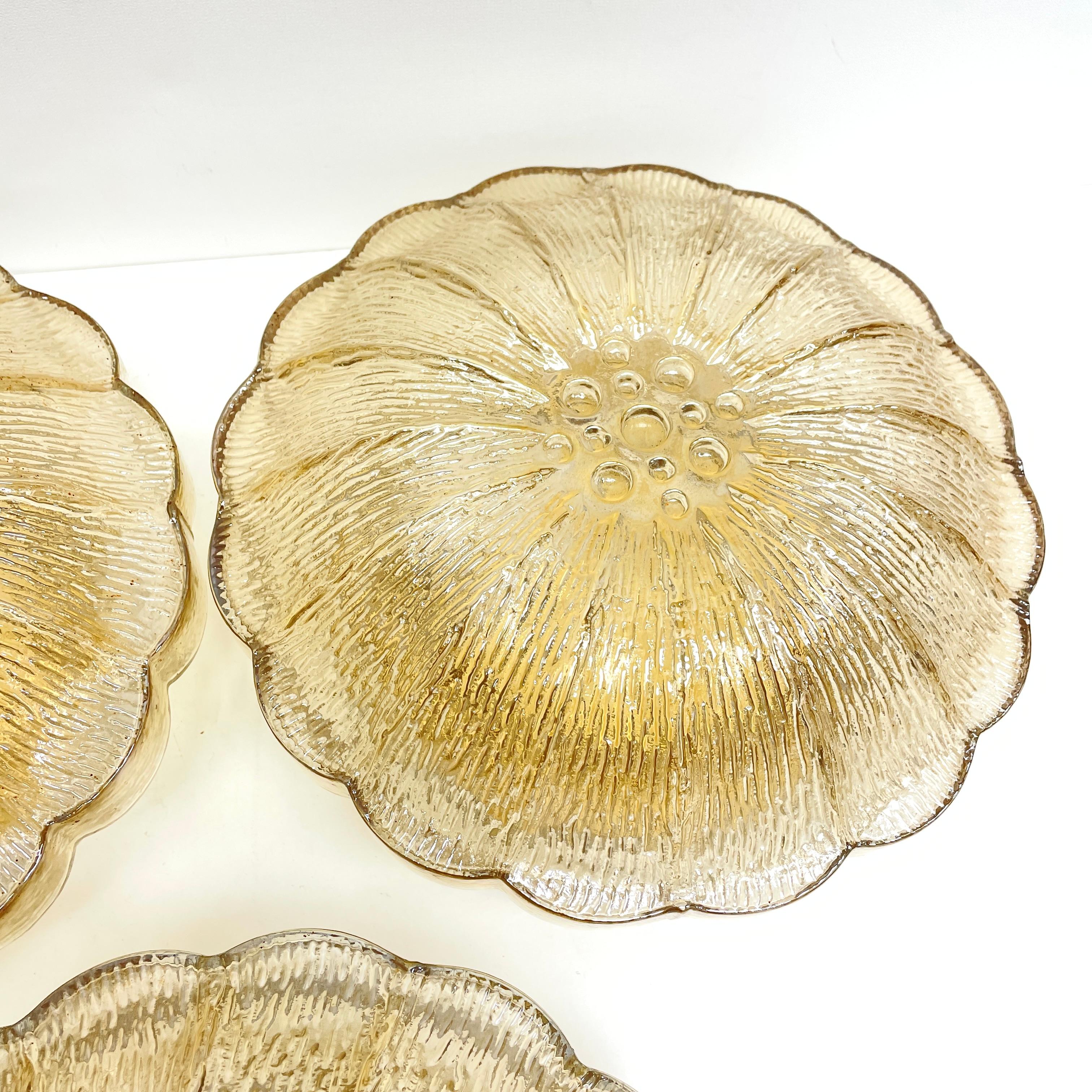 Allemand Monture encastrée en forme de fleur ronde en verre ambré, Allemagne, années 1960 en vente
