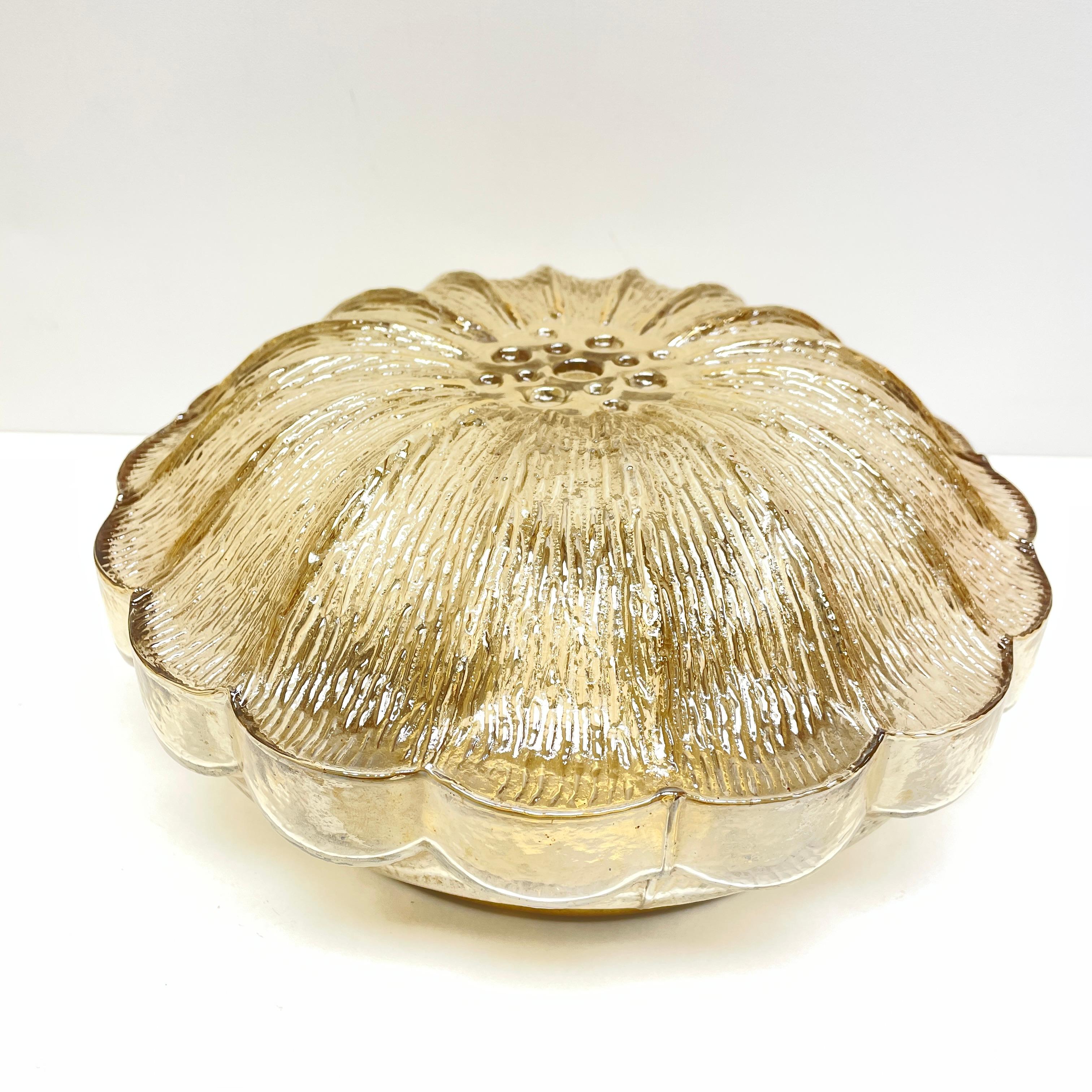 Milieu du XXe siècle Monture encastrée en forme de fleur ronde en verre ambré, Allemagne, années 1960 en vente