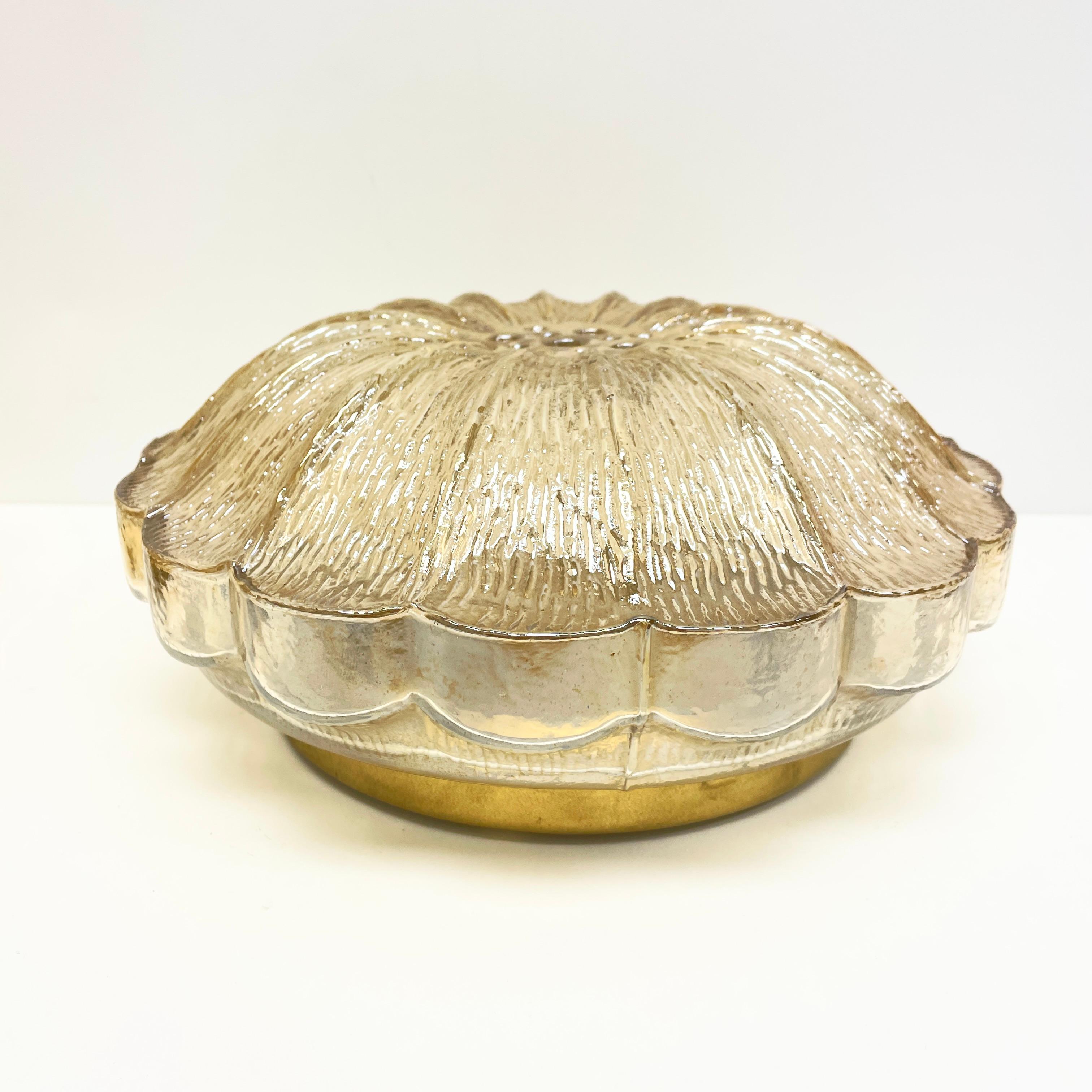 Métal Monture encastrée en forme de fleur ronde en verre ambré, Allemagne, années 1960 en vente