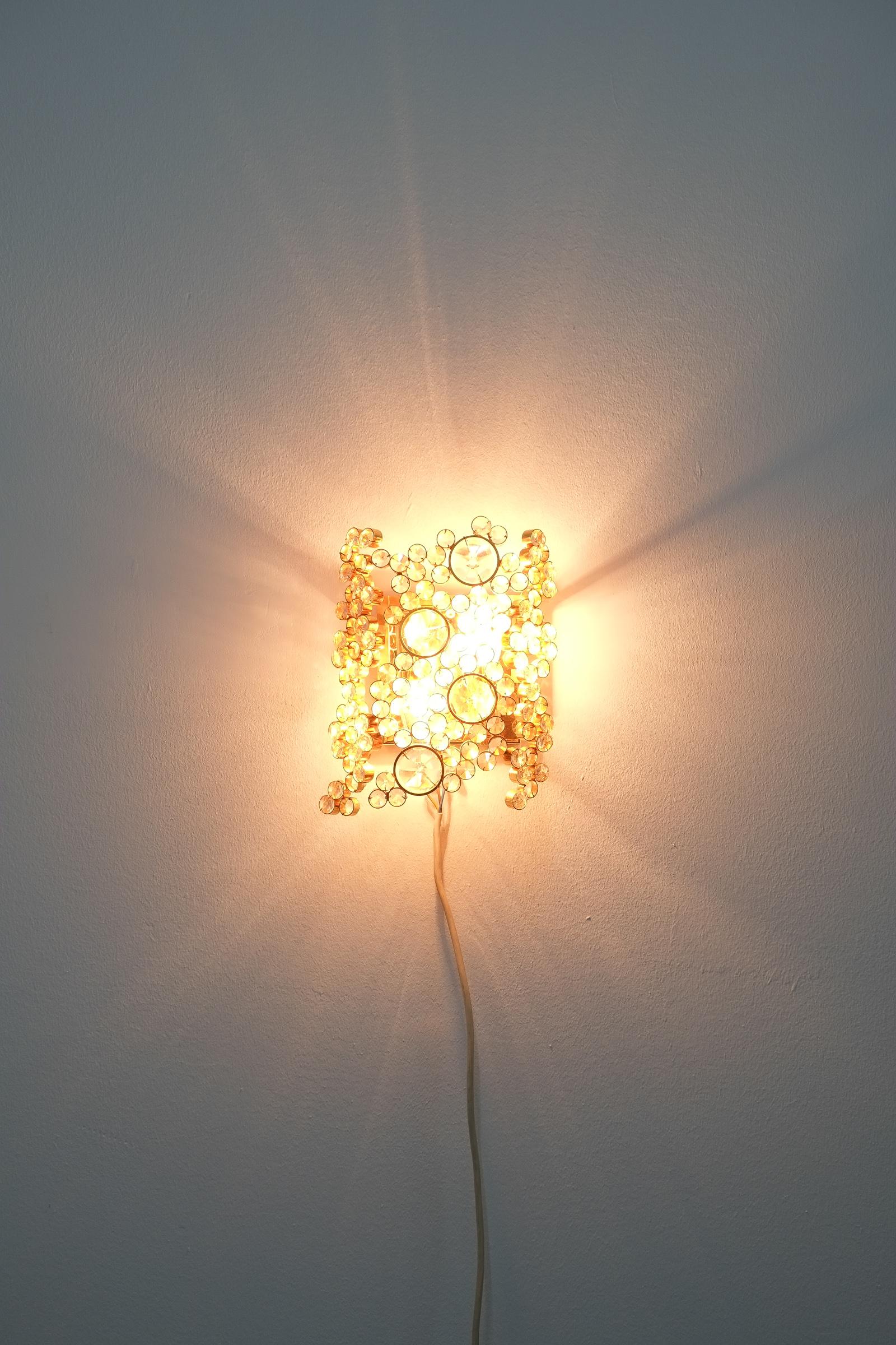 Wandleuchter aus vergoldetem Messing und Kristallglas von Palwa, neu lackiert (Geschliffenes Glas) im Angebot
